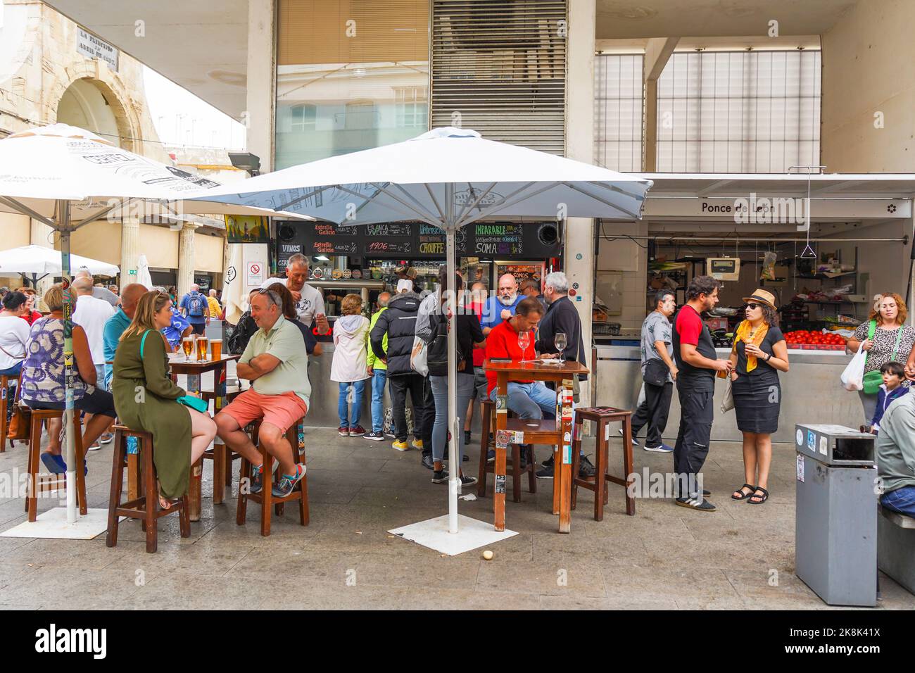 I visitatori che mangiano presso bancarelle all'interno del mercato alimentare coperto Cadice, Mercado Central de Abastos, edificio Cadice, Andalusia, Spagna. Foto Stock