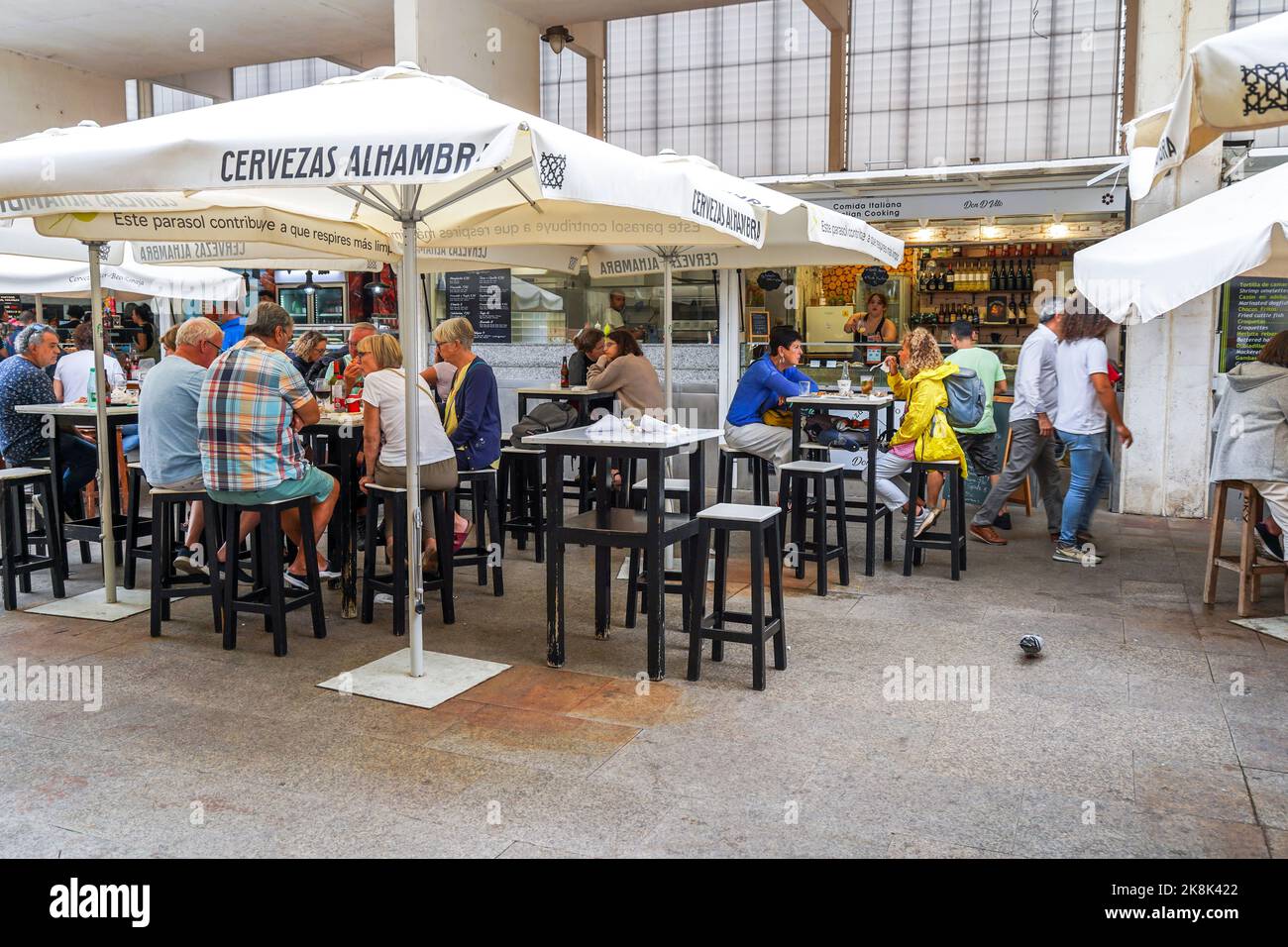 I visitatori che mangiano presso bancarelle all'interno del mercato alimentare coperto Cadice, Mercado Central de Abastos, edificio Cadice, Andalusia, Spagna. Foto Stock