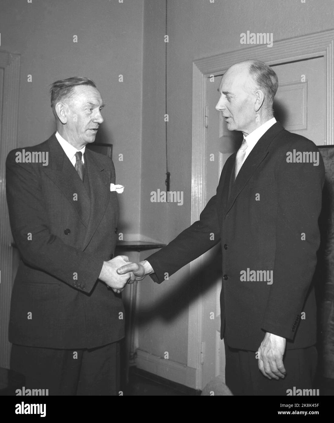Oslo 19550122. Cambiamento del governo 1955. Il governo del primo ministro Oscar Torp si dimette e Einar Gerhardsen assume la carica di primo ministro. Torp diventa nuovo presidente parlamentare dopo Einar Gerhardsen. Foto: Archivio NTB / NTB Foto Stock
