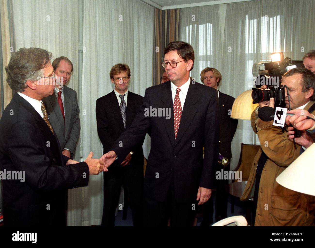 Oslo 19971017. Il nuovo ministro degli Esteri Knut Vollebæk (KrF) (t.v.) è presentato la chiave del suo nuovo ufficio dal ministro degli Esteri uscente Bjørn Tore Godal (AP). Foto: Rolf Jarle Ødegaard / Scanfoto / NTB Foto Stock