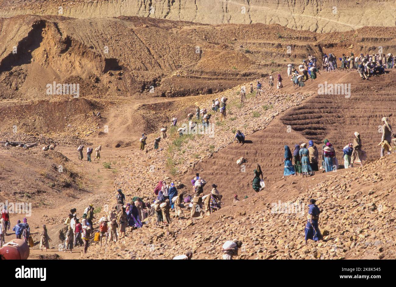 Etiopia, Hahaile, vicino Axum - persone che lavorano per la costruzione di una diga. Un progetto dell'organizzazione RESTO. Foto Stock
