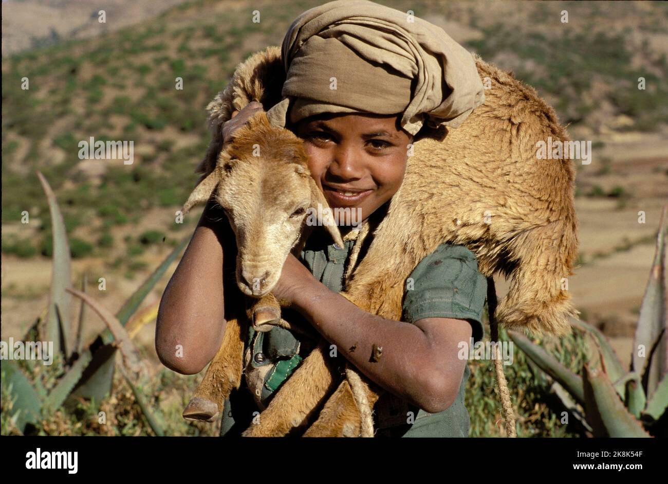 Etiopia, Tigray - Shepherdboy con un agnello. Foto Stock
