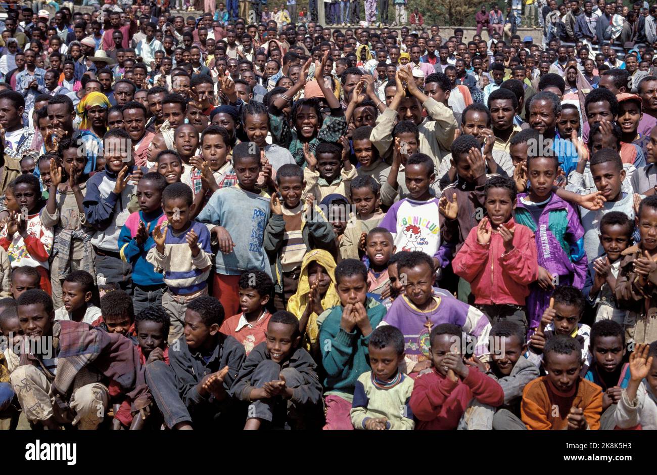 Etiopia, Addis Abeba; Un grande pubblico di bambini guarda una performance circense. Foto Stock