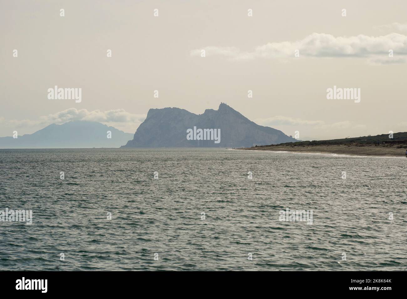 Gibilterra, la faccia orientale della roccia di Gibilterra vista da Sotogrande. The Rock, British Overseas Territory, Gibraltar, Gib, UK. Foto Stock