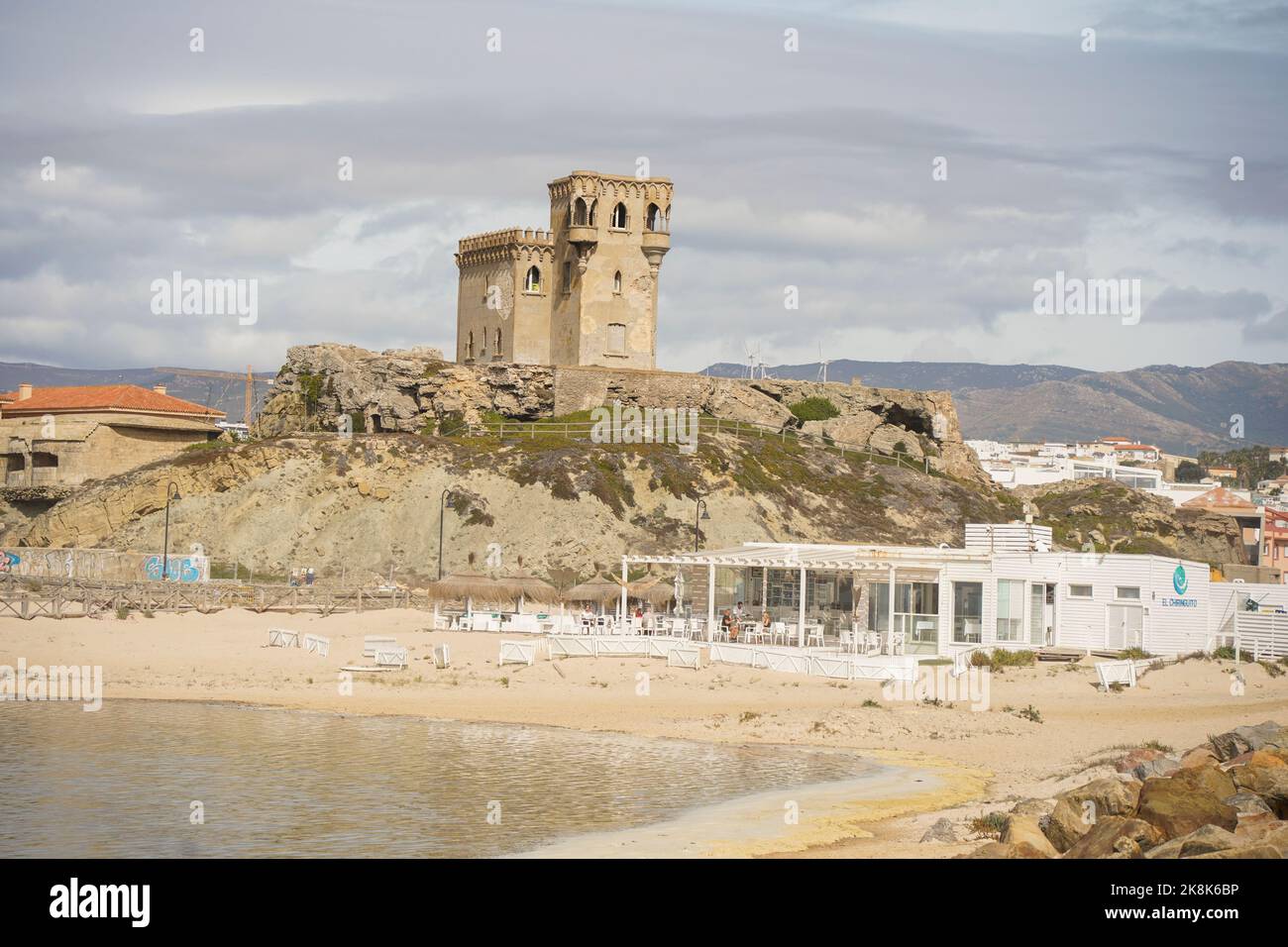 Bar sulla spiaggia di fronte al 20th ° secolo, Castello di Santa Catalina a Tarifa, punto meridionale d'Europa, Tarifa, Costa de la Luz, Andalusia, Spagna. Foto Stock