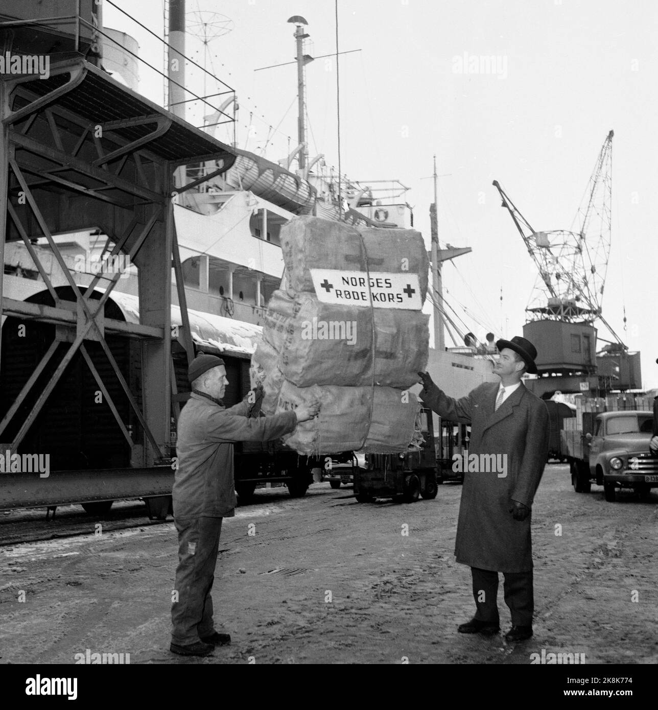 Oslo 19610114 pesci di mare per gli affamati in Congo sono caricati a bordo delle navi al porto di Oslo. I sacchi con la crosta segnata dalla Croce Rossa norvegese vengono sollevati a bordo della nave. Foto: NTB / NTB Foto Stock