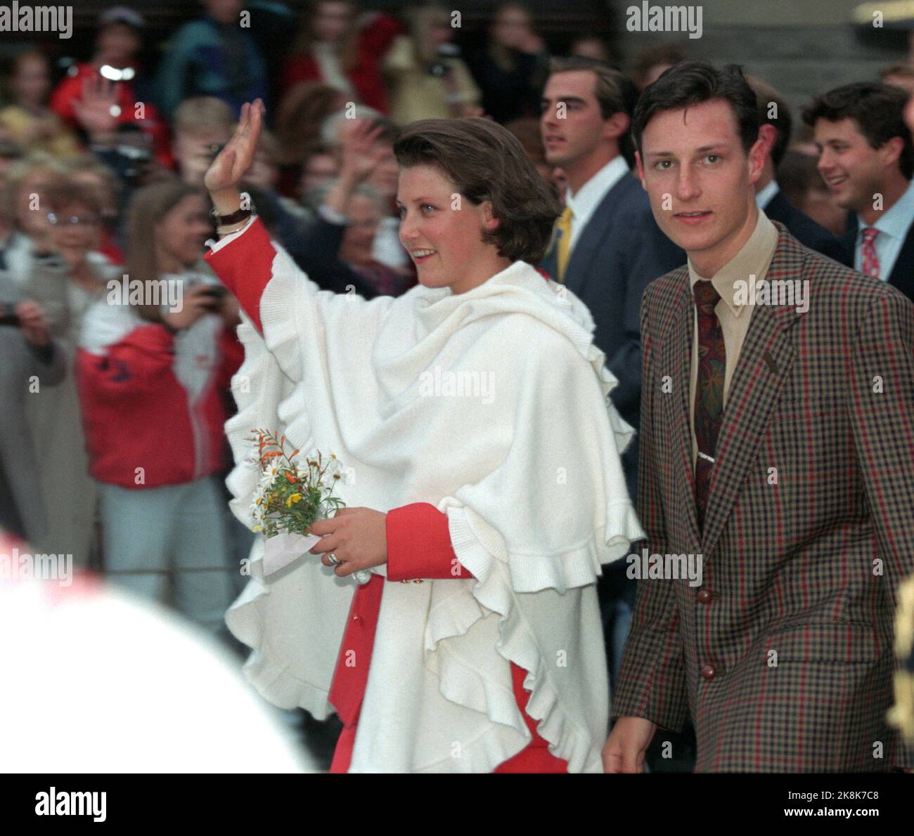 Norvegia Occidentale, 199308: Crociera Silver. Gita Westland. La coppia reale norvegese, la regina Sonja e il re Harald, organizzano crociere nella Norvegia occidentale in occasione del loro matrimonio d'argento. Immagine: Ålesund. Cena di addio al Fjellgården, Ålesund. Qui la principessa Märtha Louise e il principe ereditario Haakon insieme mentre agitavano alla presenza. La principessa qui in abito rosso e uno scialle bianco. Sullo sfondo il Principe Nicolaos di Grecia e il Principe ereditario Frederik di Danimarca. Foto: Lise Åserud Foto Stock