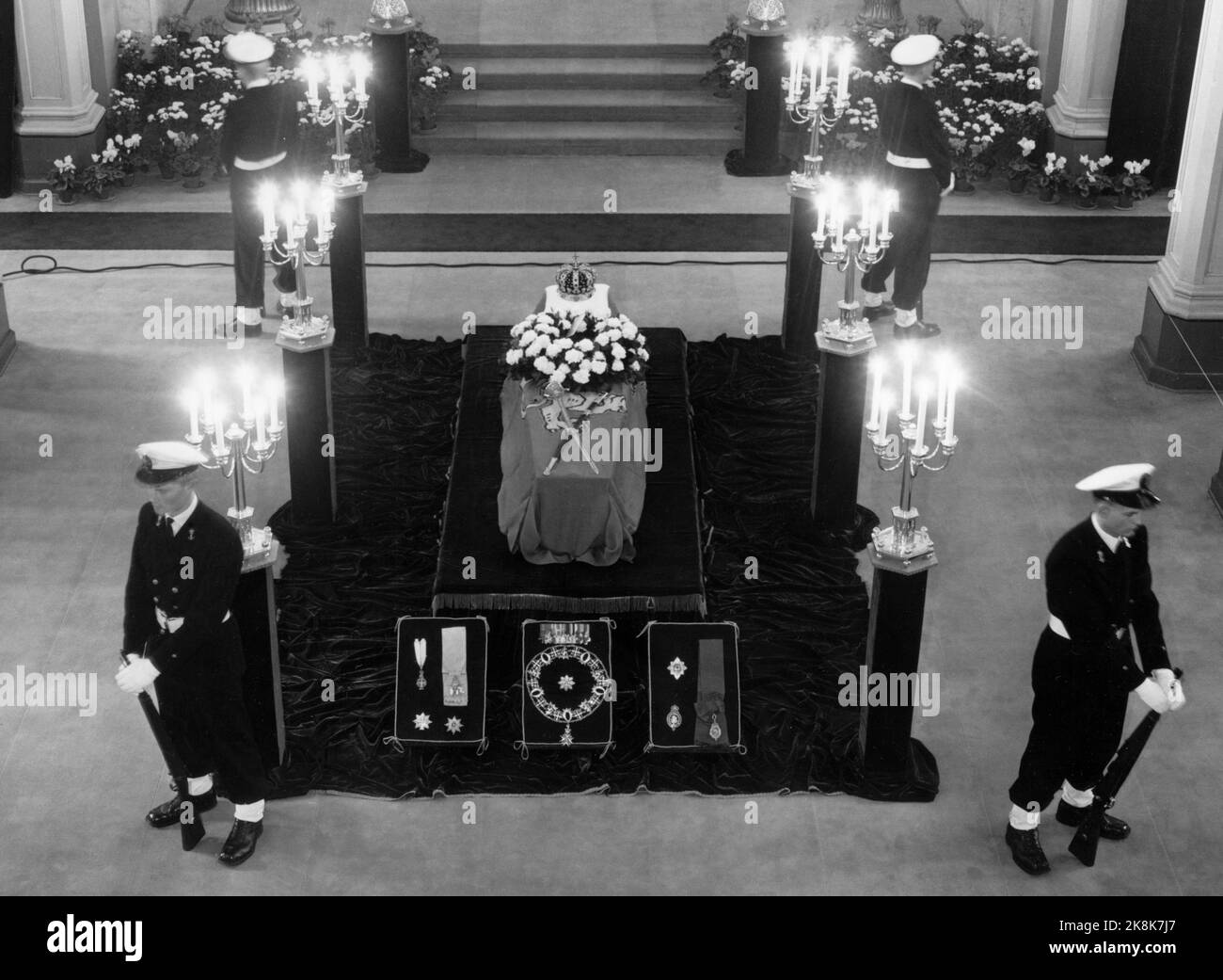 Oslo 19570926: Re Haakon morì 21 Seppermber. La bara di re Haakon fu posta nella cappella del castello in modo che la gente potesse defilare oltre. Foto: NTB / NTB Foto Stock