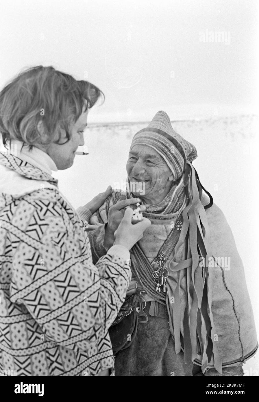 Finnmark 19650410 Caught by Finnmarksvidda - una delle notizie di viaggio di quest'anno sono i viaggi invernali a Finnmarksvidda. Anche senza il sole di mezzanotte, la regione ha molto da offrire ai turisti: Incontro con Sami e renne, magnifico sci e splendidi paesaggi. E 'Bennett Reiseburå che organizza i viaggi a nord. I biglietti ad un prezzo di NOK. 1295,- per un viaggio di 9 giorni, tutto incuded, è stato strappato via. Qui: Turista femminile con lo stesso. Fumatore. Foto: Aage Storløkken / corrente / NTB Foto Stock