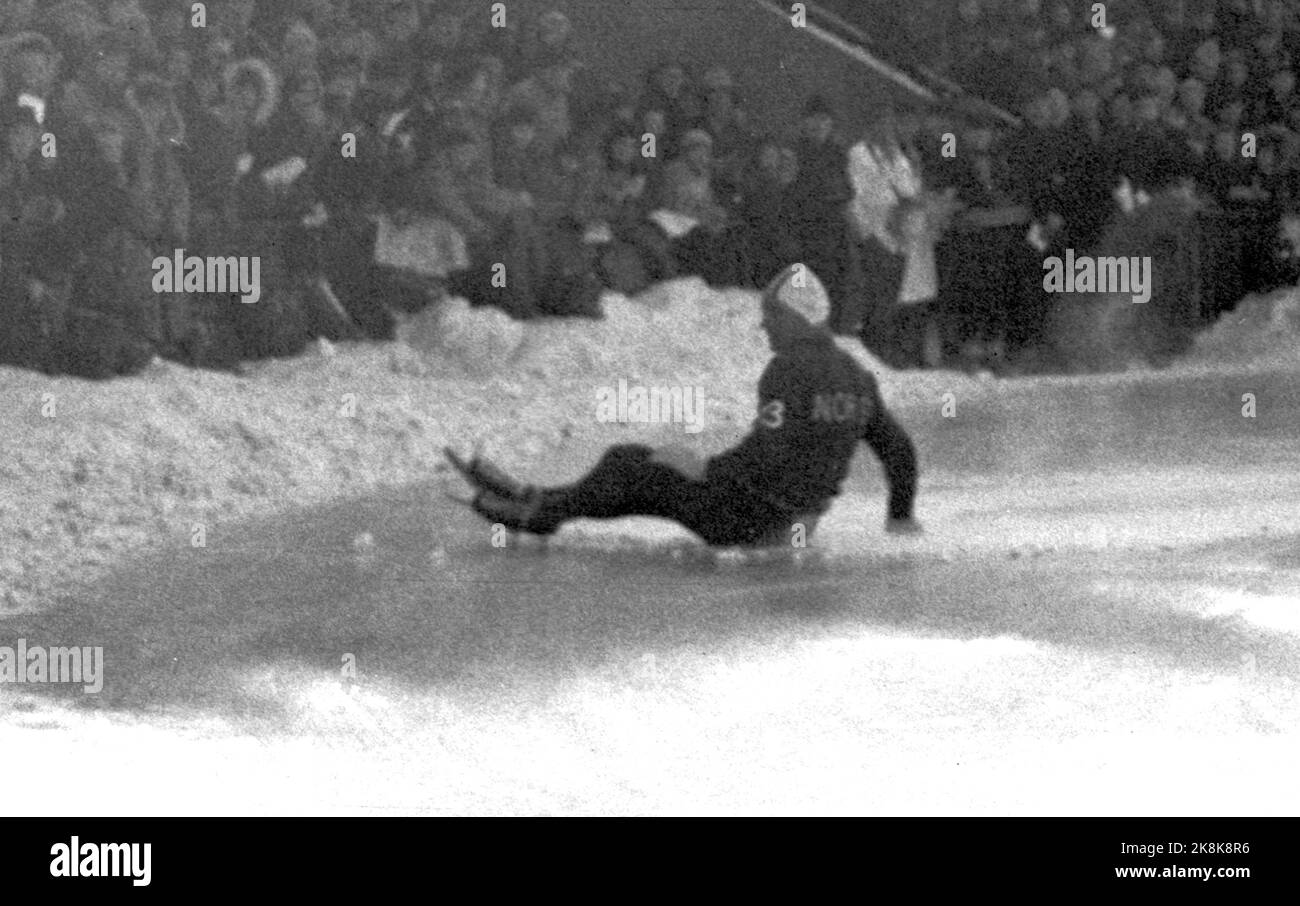 Coppa del mondo di Oslo 19560211 su pattini. Lo skater Hjalmar Andersen Hjallis cade durante la gara di addio a Bislett. E' stato un modo triste per dire Arrivederci al pubblico bislett, ma non si può essere sempre in cima. Era il numero 3 in generale. Foto: SV. A. Børretzen / Aage Storløkken / Current / NTB Foto Stock