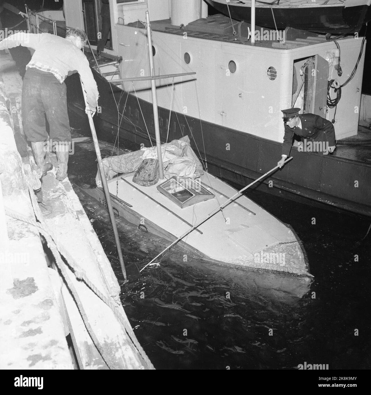 Oslo 19561117 tre uomini in una grande barca a motore hanno perso fuori Filipstad e sono rimasti nell'acqua ghiacciata fino a quando la polizia li ha alzati. Avevano incontrato l'uno o l'altro, e la barca quasi scese. Foto; Aage Storløkken / corrente / NTB Oslo di notte visto da Svartemarja. Foto Stock