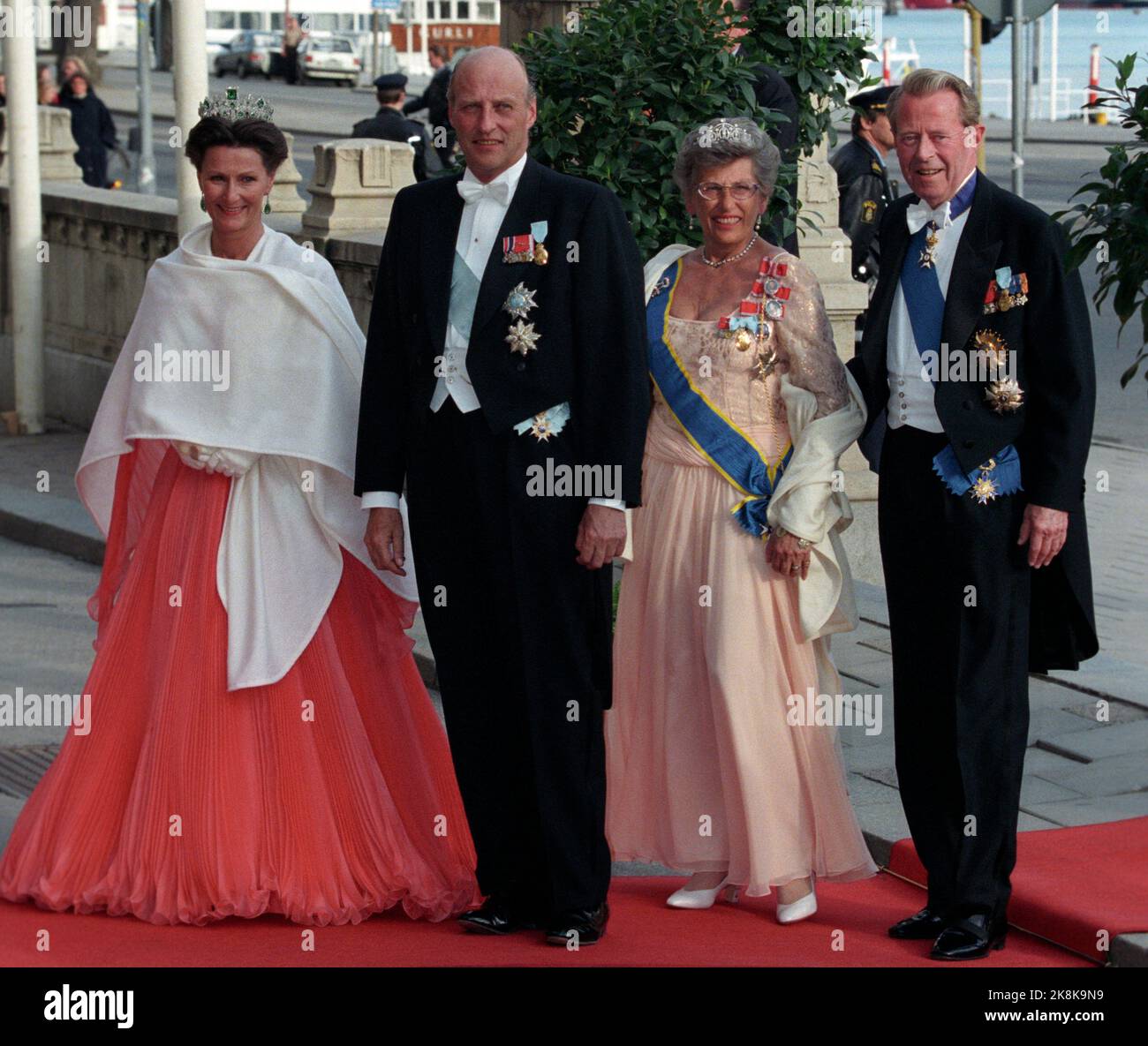 Stoccolma 19960501: Re di Svezia, re Carl XVI Gustaf 50 anni. Gallafest al Castello. Gli ospiti reali arrivano. La foto: La coppia reale norvegese, la regina Sonja e il re Harald, arrivano alla festa galla insieme alla principessa Astrid Mrs. Ferner e Johan Martin ferner. (Vestito della regina Sonja: Abito galla rosso, scialle bianco, diadem Josephine.) Foto: Bjørn Sigurdsøn Foto Stock