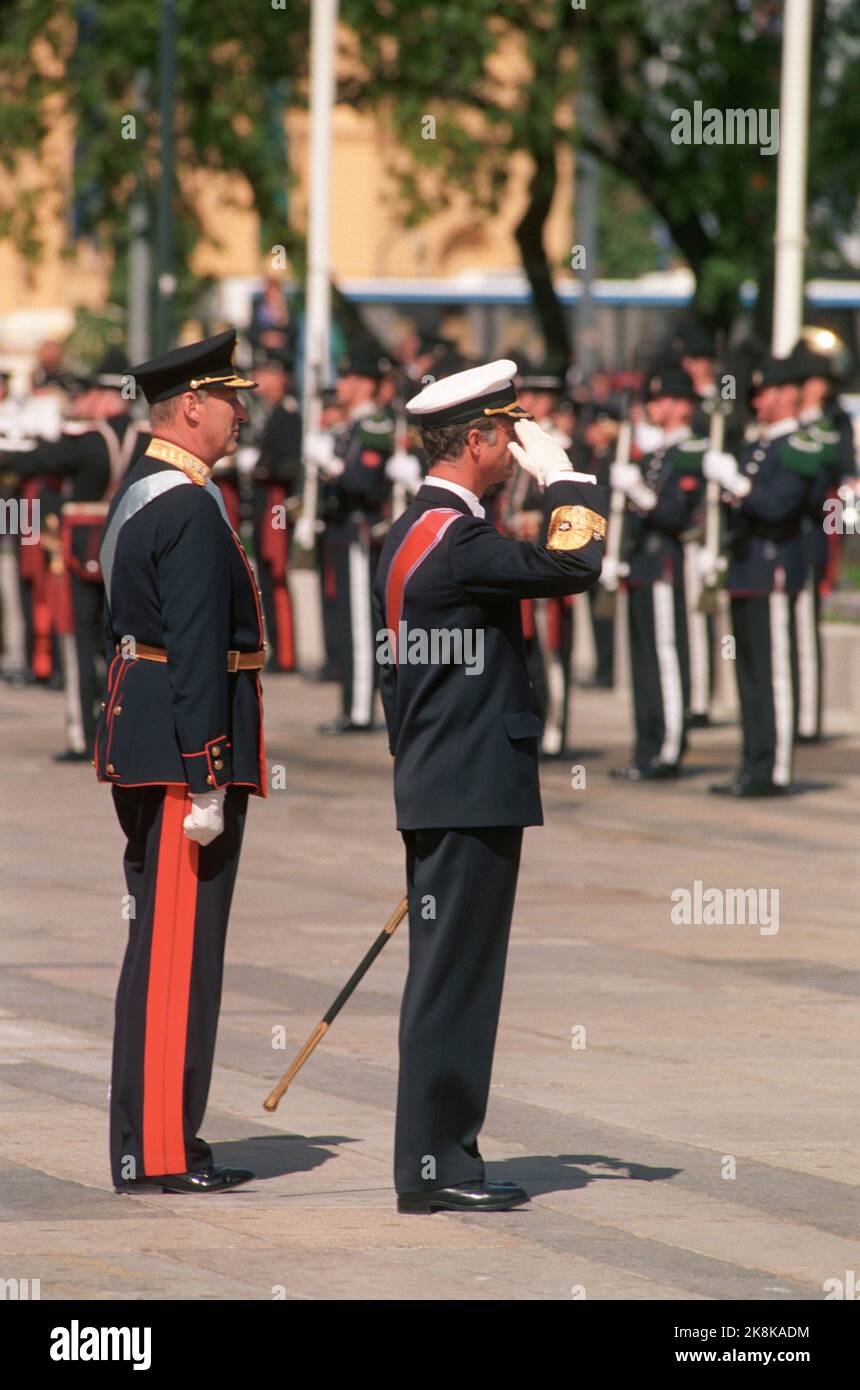 Oslo. La coppia reale svedese, la regina Silvia e il re Carl Gustaf, visitano la Norvegia con la coppia reale norvegese, la regina Sonja e il re Harald. Qui arrivano a Oslo. Da v; re Harald e re Carl Gustaf. Foto; Lise Åserud / NTB Foto Stock