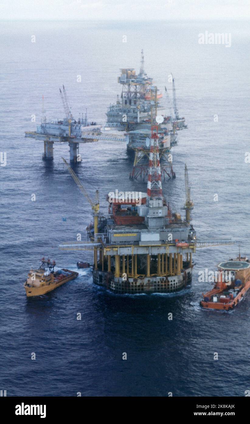 Il Mare del Nord 19820909 piattaforme petrolifere nel campo di Frigg nel Mare del Nord. Piccole navi, eventualmente barche di rifornimento sono adiacenti alle piattaforme. Foto: Henrik Laurvik / NTB Foto Stock