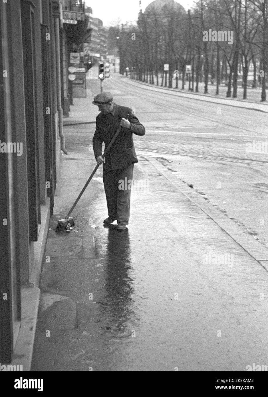 Oslo 19600604 'dove l'impulso della città bussa' Foto di Cecilhjørnet a Oslo. Stortingsgaten 8, attraversata la Stortingsgaten / Rosenkrantzgate. La telecamera riflette la vita del giorno in un angolo di strada a Oslo. La mattina presto e Folketom cancello, solo la strada spazzata è lì. Foto: Aage Storløkken / corrente / NTB Foto Stock