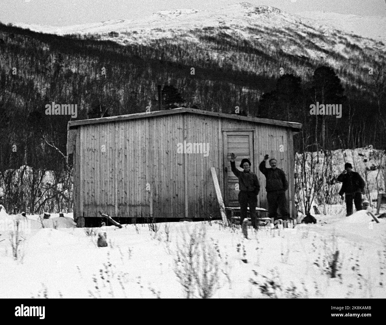 Lønsdal 19471208: L'apertura della linea ferroviaria Mo i Rana - Lønsdal sul Nordlandsbanen collegata nord e sud della Norvegia. Qui dal primo viaggio, con la maggior parte del consiglio di amministrazione di NSB. Tre operai hanno preso la caserma di lavoro, e le onde al treno che passa. Foto: TH Skotaam / corrente / NTB Foto Stock