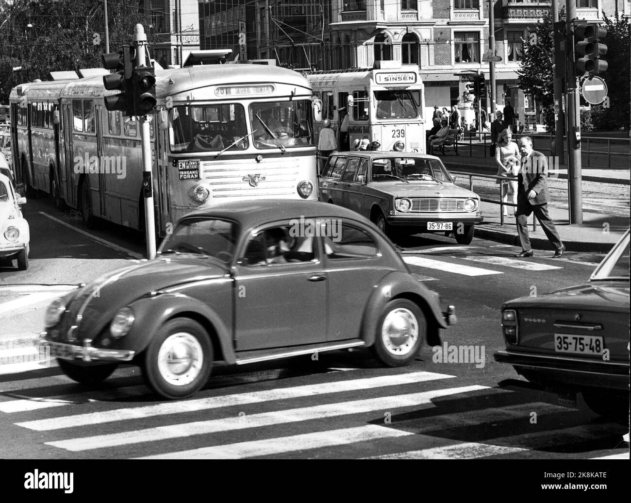 Oslo 19700902. Foto della città in autobus, tram, auto e pedoni sul passaggio pedonale. Semafori. In primo piano, bolla. Foto archivio NTB / ntb Foto Stock