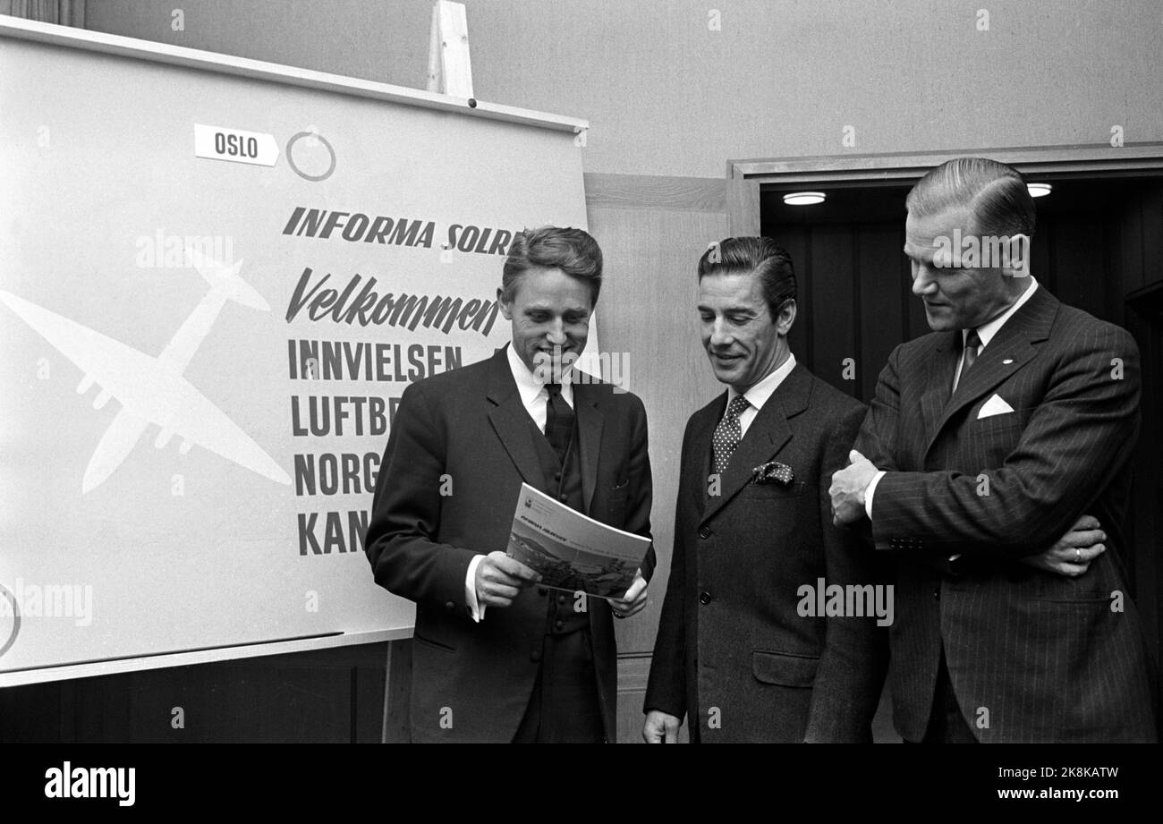 Oslo 19661007 informa Solreiser apre voli diretti da Oslo alle Isole Canarie. Il Consiglio d'Ambasciata Sr. FiO de los cecares (al centro) ha fatto l'apertura ufficiale, affiancato dal Direttore P.W. Bistrup (TV) e CEO. In Scanair s.t. Thomasen (Th) Foto: NTB / NTB Foto Stock