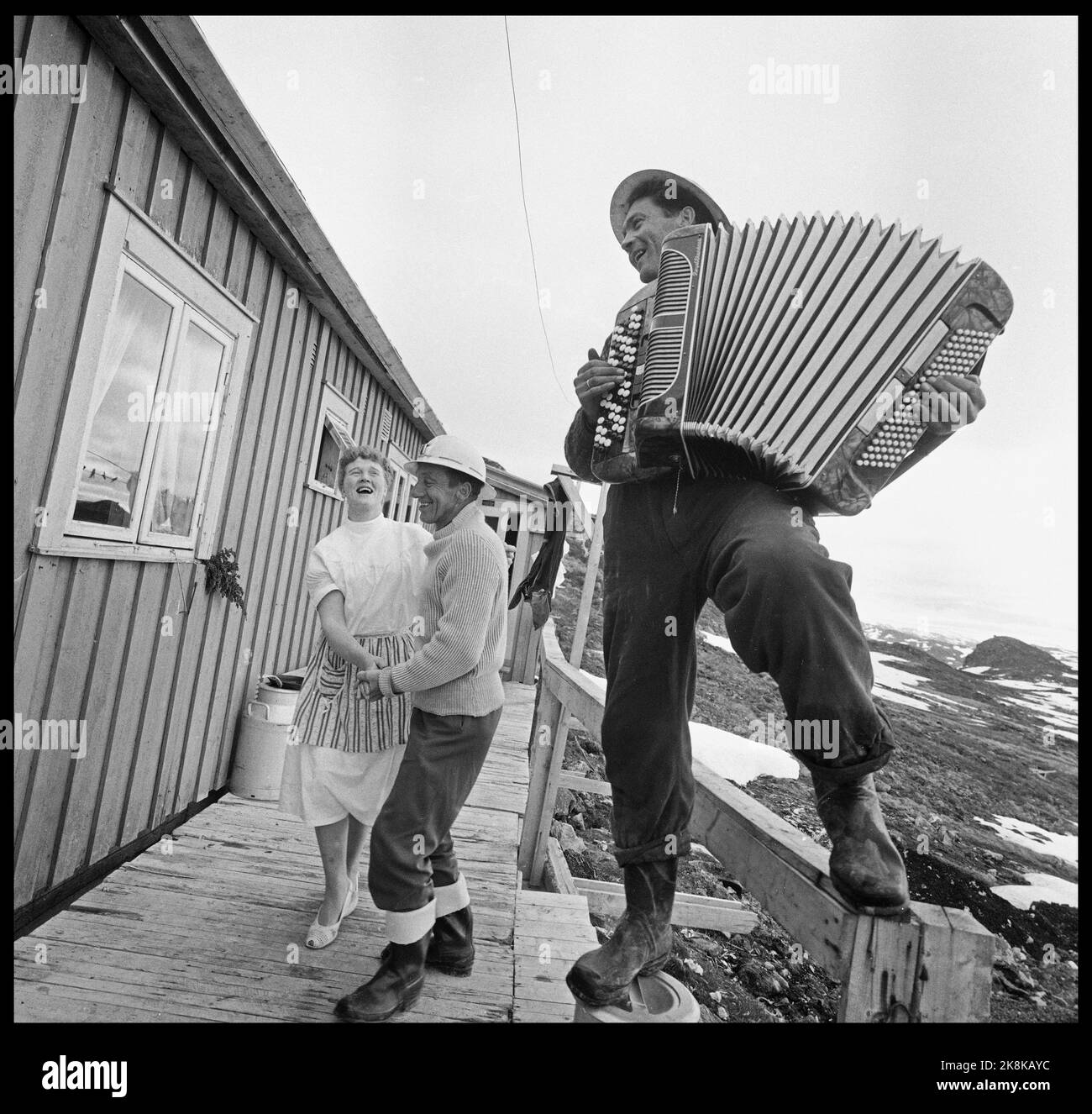 Vassdalen 1962. Lavori di costruzione su Hardangervidda. Qui, 50 chili di dinamite sono soffiato tre volte al giorno, l'acqua dovrebbe essere forzata dal Bordalsvassdraget nel Songavassdraget. I lavoratori vivono in caserma durante l'estate. -Ma il divertimento può anche essere a volte quando Sigurd Eilifstad tratta l'unico strumento musicale della pianta, e lo chef Gudrun si unisce a un swing. Foto: Aage Storløkken / corrente / NTB Foto Stock