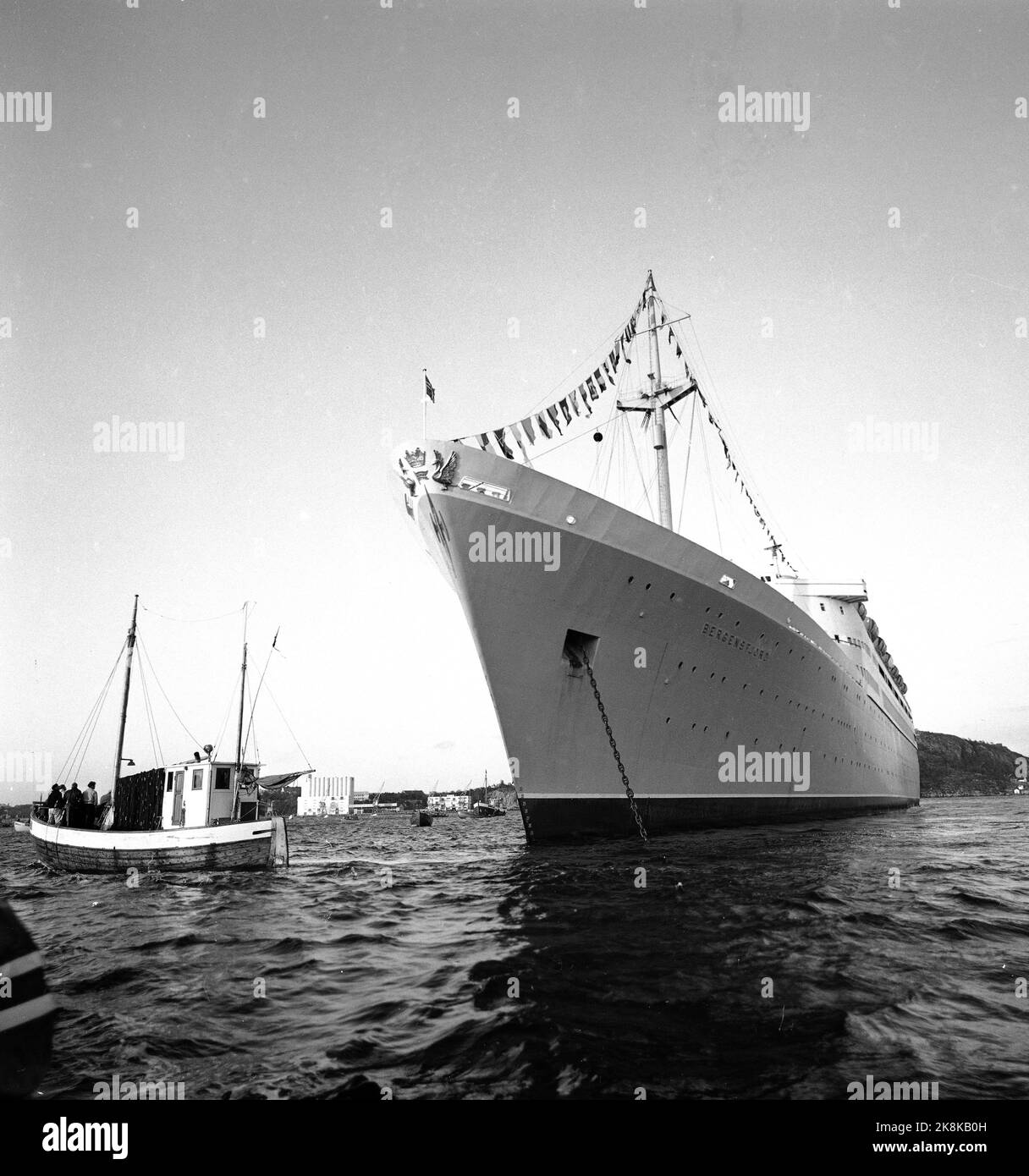 Newcastle, Inghilterra Maggio 1956. La nuova ammiraglia della linea norvegese americana MS 'Bergensfjord' è pronta per un viaggio inaugurale in Norvegia. La nave è costruita presso il cantiere navale Swan, Hunter & Wigham a Newcastle-upon Tyne, Inghilterra. La nave è di 18.739 tonnellate e può ospitare 878 passeggeri. Foto: Sverre A. Børretzen / corrente / NTB Foto Stock