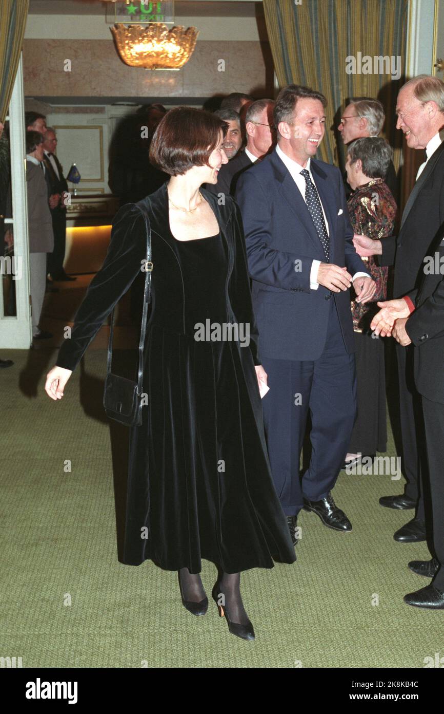 Oslo 19941210: Mona Juul e Terje Rød Larsen durante la cena Nobel al Grand Hotel. Il Premio Nobel per la pace 1994 è diviso tra Yasir Arafat, Shimon Peres e Yitzhak Rabin. Alla destra il politico Odvar Nordli. Foto: Lise Åserud NTB / NTB Foto Stock