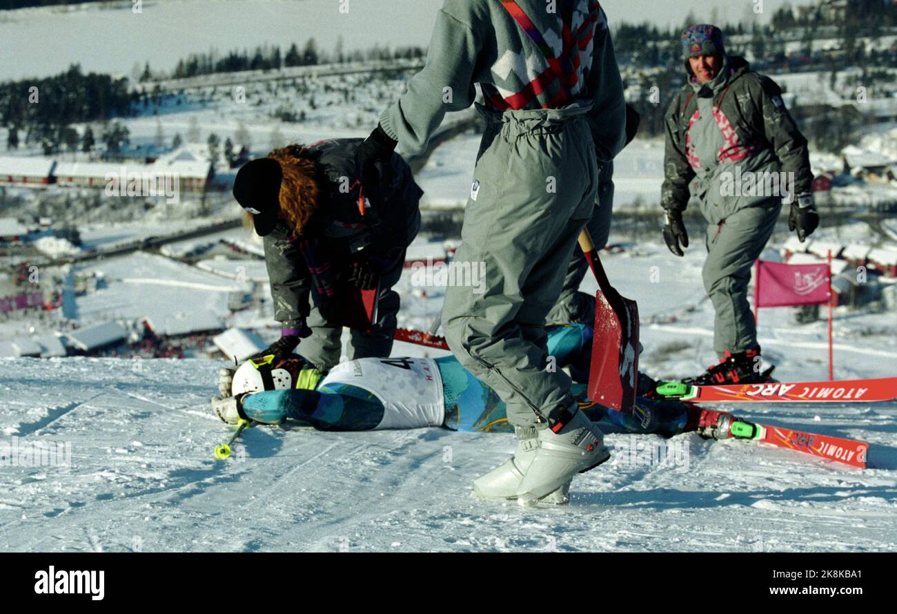 Hafjell 19940224 Olimpiadi invernali a Lillehammer, grande sam per le donne a Hafjell. Uno degli atleti è andato oltre la fine del percorso, e funzionari / volontari vengono a vedere come le cose sono andate. Foto: Calle Törnström / NTB / NTB Foto Stock