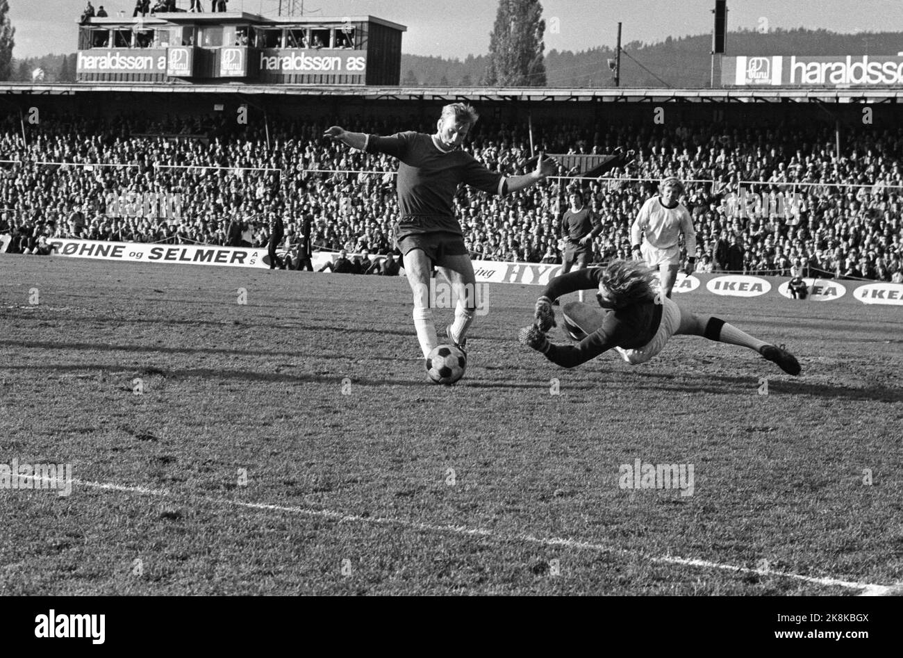 Oslo, 19711024. Finale di Coppa 1971, Stadio Ullevål. Fredrikstad Football Club - Rosenborg BK 1-4. IL Kai Nilsen DI FFK è quasi a segno, ma Geir Karlsen si trova tra le due. Foto: Jan Dahl / NTB / NTB Foto Stock