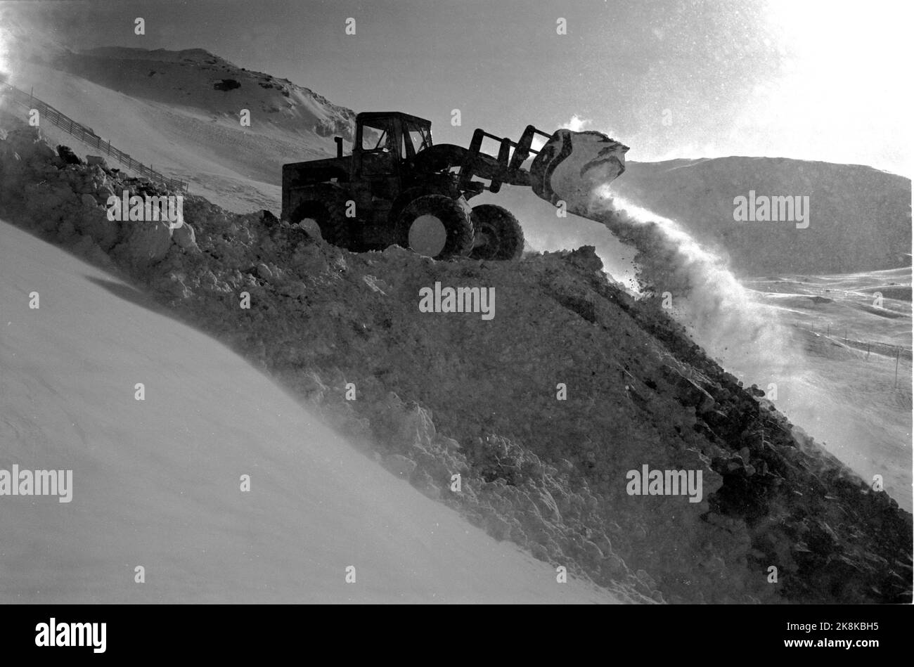 Haukeli 06.03.1965: Strada invernale attraverso la montagna. I lavoratori che costruiscono la strada di un anno su Haukeli vivono in una città caserma che è sepolta sotto la neve, e il loro posto di lavoro è lontano nella montagna nera. In tre anni, la seconda strada della Norvegia, che va da est a ovest, è pronta per essere utilizzata. Gli attuali dipendenti hanno visitato la banda del tunnel nelle corsie centrali. Il trattore elimina la neve dal cantiere. Foto: Sverre A. Børretzen / corrente / NTB Foto Stock