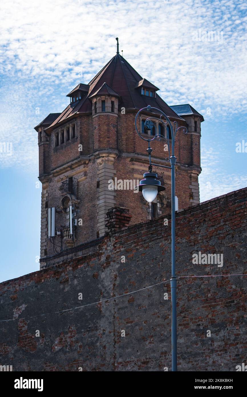 Un edificio ad acqua sotto il cielo blu luminoso ad Arad Foto Stock