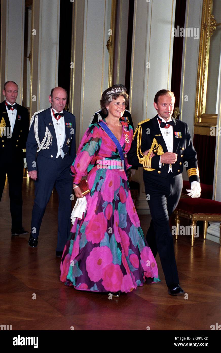 Oslo 2 maggio 1990. Re Olav ha il Granduca Jean di Lussemburgo e la Granduchessa Josephine Charlotte, in visita. Qui dal castello dove un pasto migliore sarà consumato durante una cena di gala. Qui è il Maestro di Ingegjerd Løvenskiold sulla sua strada nella sala da pranzo presso il castello. Foto: Bjørn Sigurdsøn / NTB / NTB Foto Stock