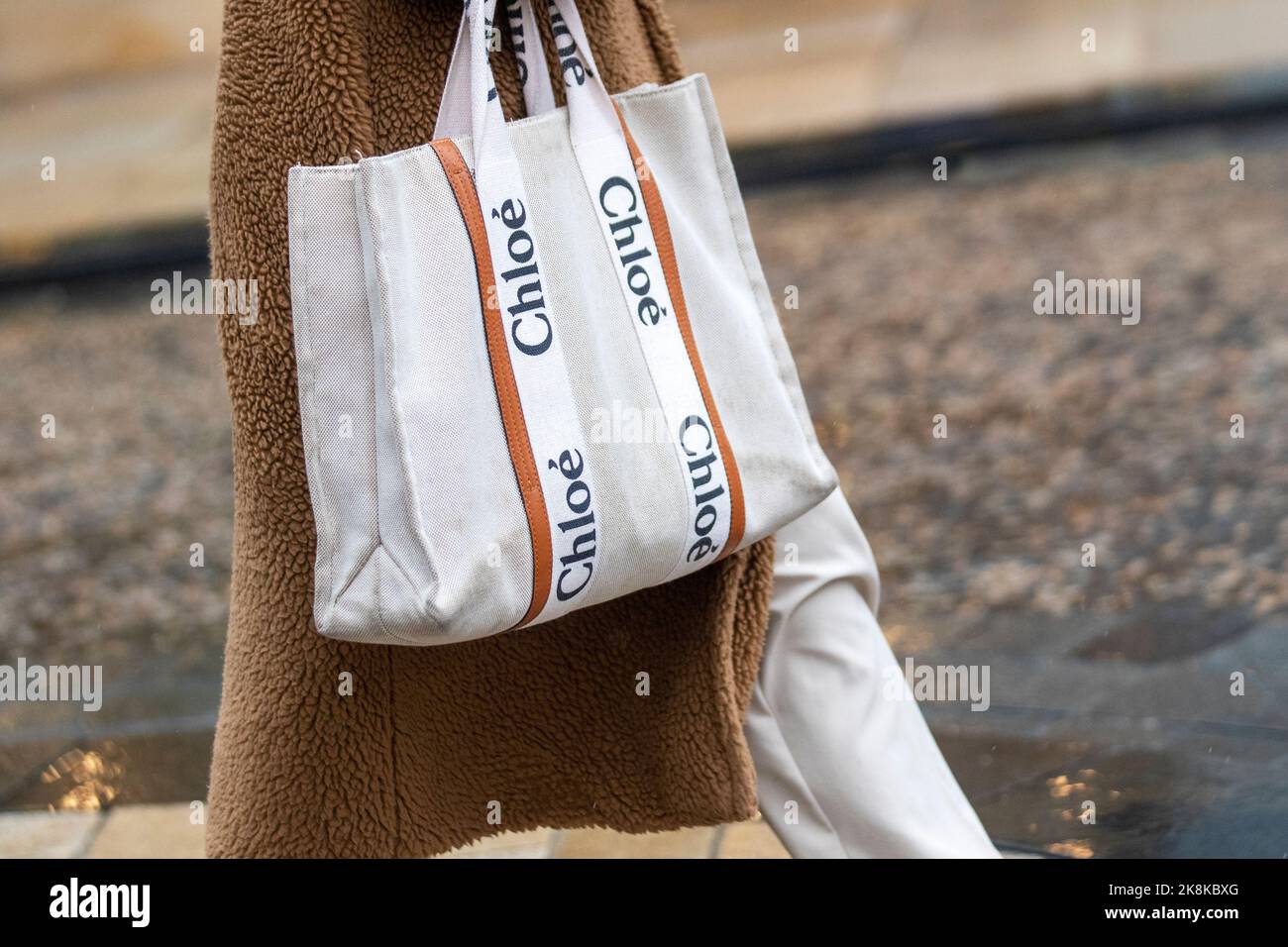 Borsa tote Chloe riutilizzabile in tela di cotone e vitello grande in legno con logo in Preston, Regno Unito Foto Stock