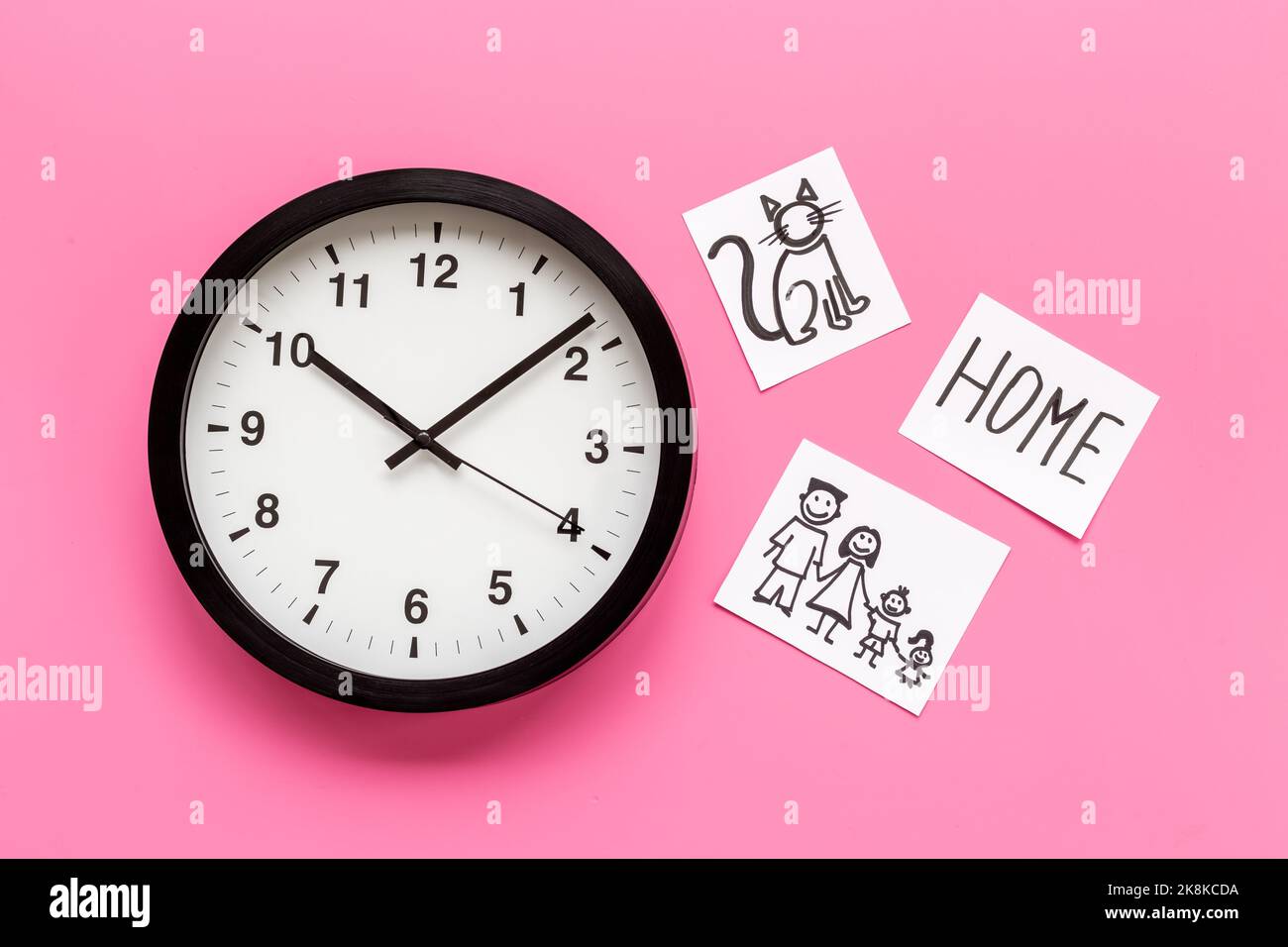Orologio da parete e segni familiari e icone. Tempo di famiglia. Foto Stock