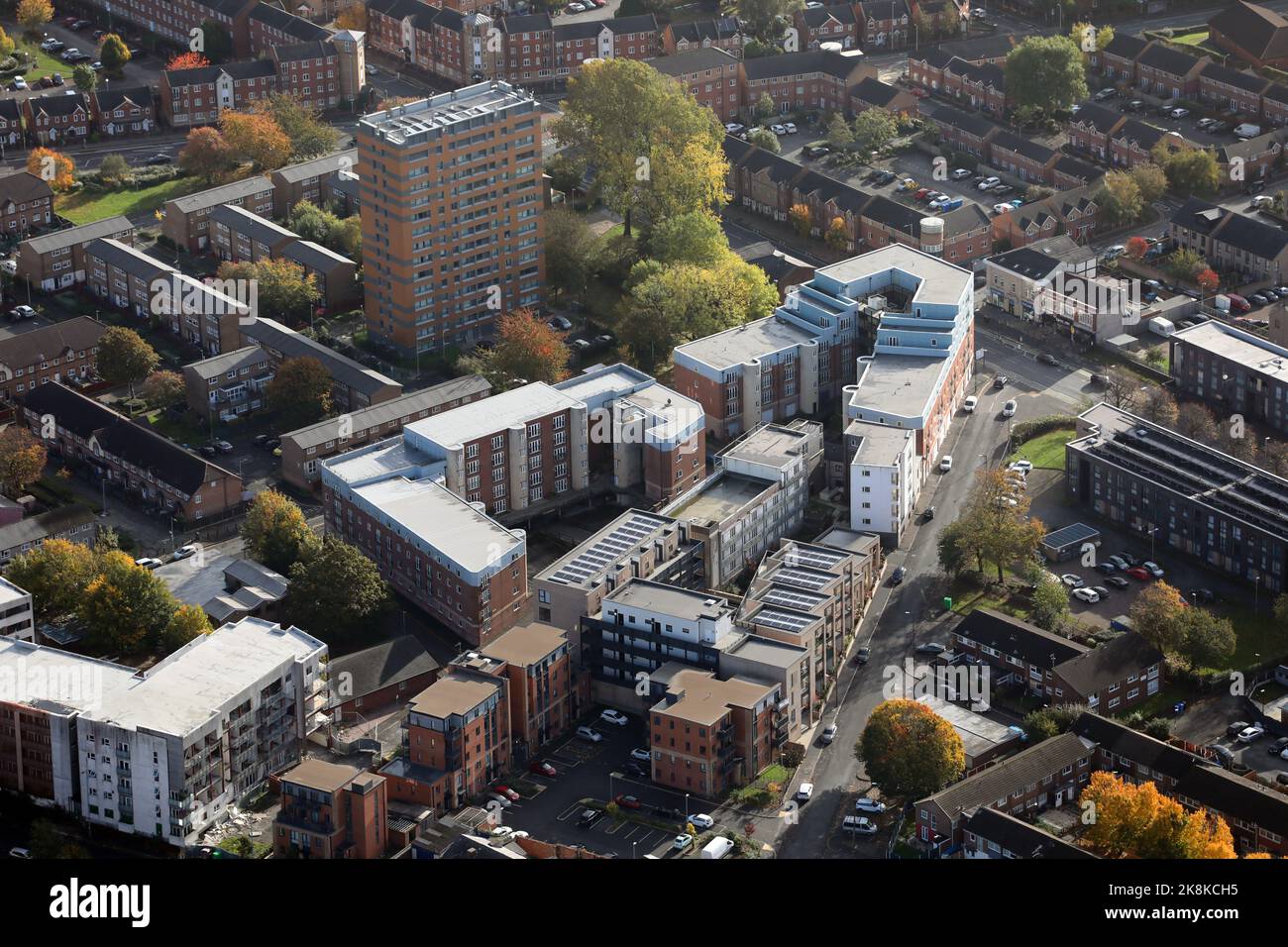 Vista aerea di una zona commerciale e delle chiese di Stretford, Manchester, che contiene Lucy Street, Shawheath Close e St Lawrence Street Foto Stock