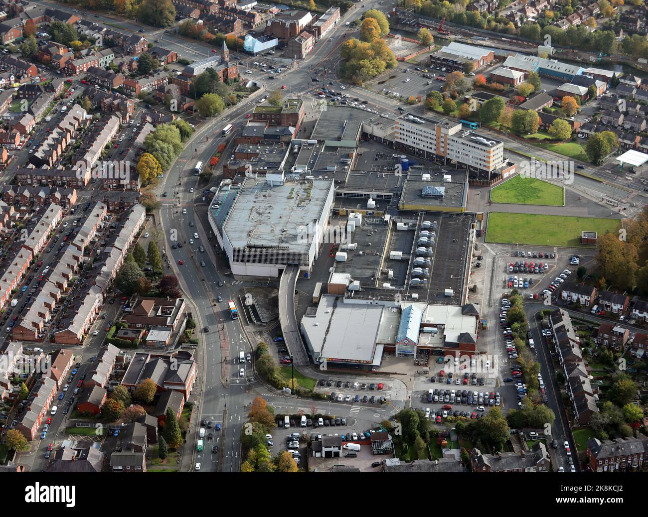 Vista aerea da ovest del centro commerciale Stretford Mall a Manchester, Regno Unito Foto Stock