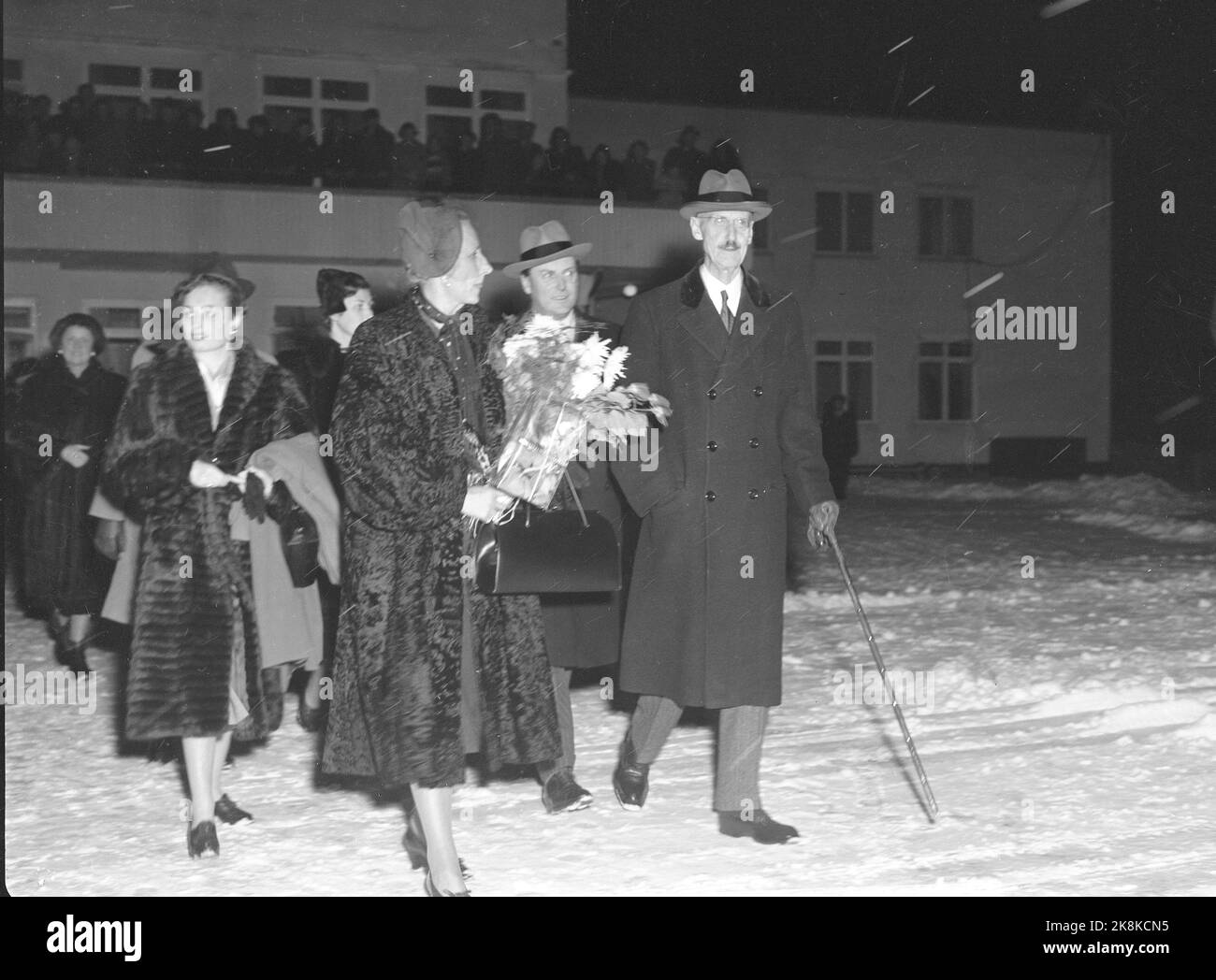 Gardemoen 19521115. La Principessa Crown Märtha (al centro) viaggia in America ed è seguita all'aeroporto in tempo nevoso dal re Haakon con cappotto, cappello e bastone, il principe ereditario Olav, la principessa Astrid, la principessa Ragnhild e il principe Harald. Crown Princess Märtha in pelliccia e cappello. Onde. Foto Stock