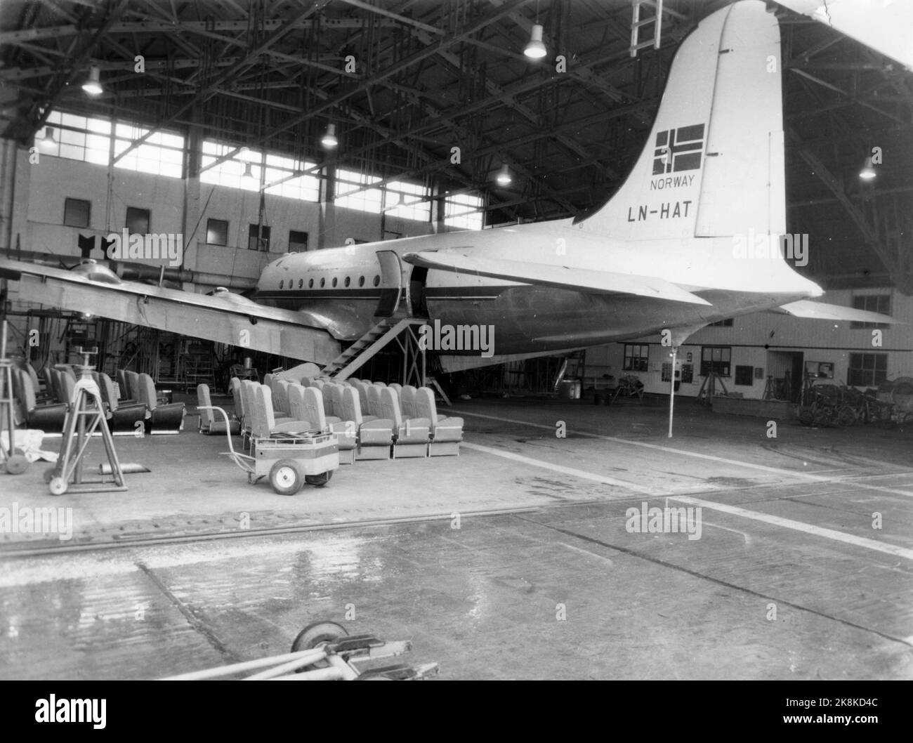 Stavanger 19531205. Braathens flyselskap, SICURO, fikk ikke ny konsesjon på Østen-ruta. HVA skal skje med verkstedet på sola? Casseforti verksted er fra 1948 bygd gradvis op til det i dag dekker 5000 kvadratmetro gulvflate, og er det eneste i Norge som tar komplett overhaling AV DC 4 (Skymaster) og det vesentligste AV selskapets Heron-fly. De ansatte er bekymret su å miste jobbene sin. Mange har stiftet familie. Nybygde hus eller leilighet som de har store lån på. Il suo ser vi fagfolkene som steller med 'Norse Skyfarer' i hangaran. Foto: Aage Storløkken / Aktuell / NTB Foto Stock