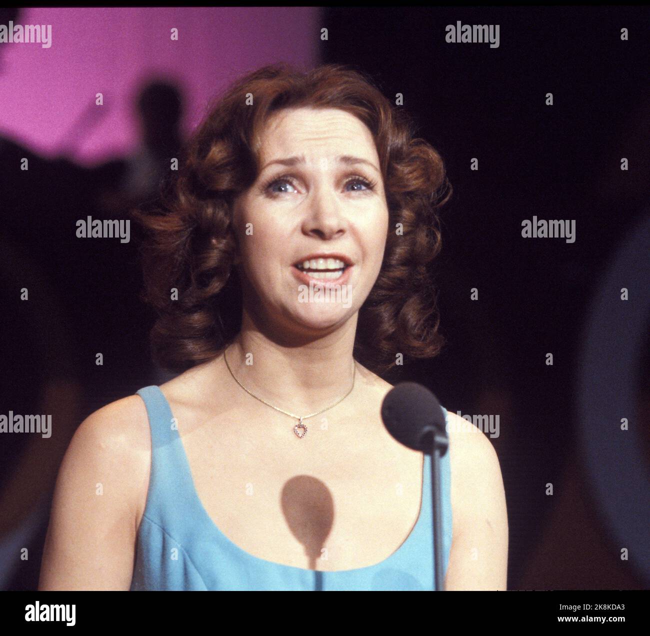 Oslo 19800210 Premio Spellemann per il 1979. Il disco di quest'anno per la musica da palco è andato al Norwegian Theater per il piatto LP 'finchè la nave può andare', un cabaret sulla musica di Evert Tokube in Hartvik Kirans Repicting. Britt Langlie sul palco. Foto Paul Owesen / NTB / NTB Foto Stock