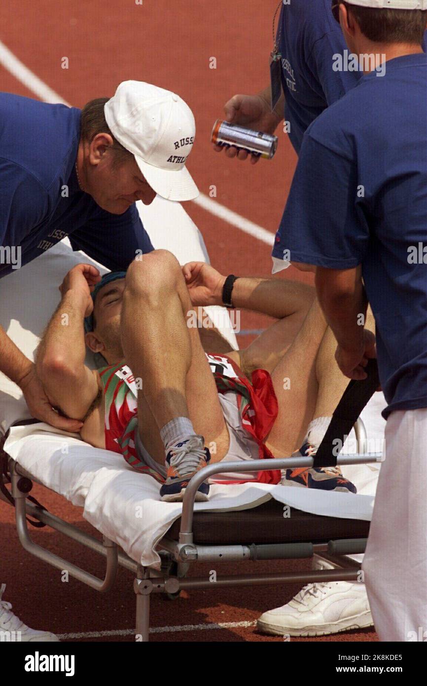 Budapest, Ungheria 19980821: 50km uomini di razza. Ervin Leczky ungherese ottiene aiuto subito dopo il passaggio del traguardo. Molti dei partecipanti alla gara hanno dovuto lasciare lo stadio in barella. Figura 4 in una serie di 4. Foto di scansione: Cornelius Poppe / NTB Foto Stock