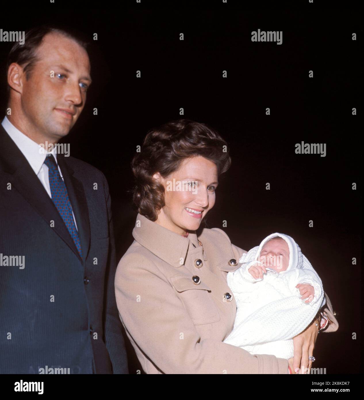 Oslo19710929: La coppia del principe ereditario lascia l'ospedale nazionale e si reca a Skaugum con la neonata principessa Märtha Louise. Qui la Principessa della Corona Sonja, la Principessa Märtha Louise e il Principe della Corona Harald insieme. Foto: NTB / NTB Foto Stock