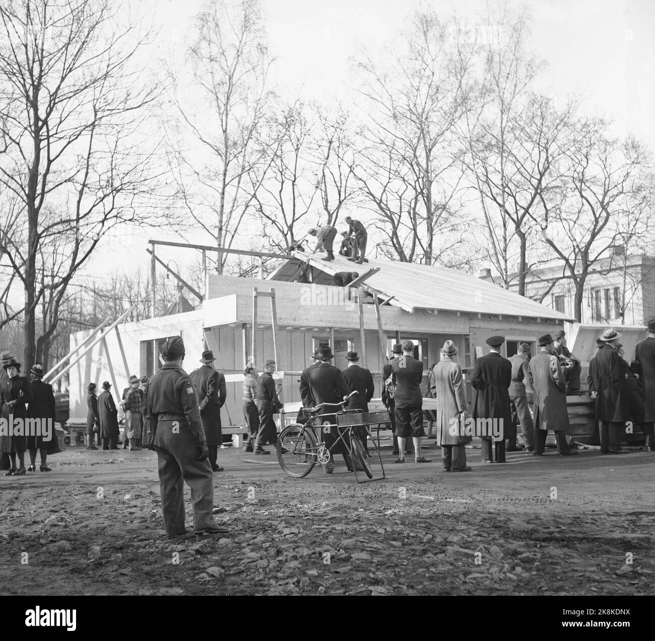 Oslo 18 maggio 1946 le case pronte che soggiorneremo. Prenota una casa pronta al mattino, spostati la sera. La ricostruzione degli alloggi dopo la seconda guerra mondiale La Norvegia ha 25 fabbriche di case in legno che speriamo consegneranno 1600-1800 case pronte nel corso del 1946. Accelera il ripristino. Le immagini provengono DA COME Stangehus. Una casa di A/S Stangehus è allestita per alcune ore nello studente lundy di Oslo. La casa a. 3pm:00 nel pomeriggio. Foto; th. Scotaam / corrente / NTB Foto Stock