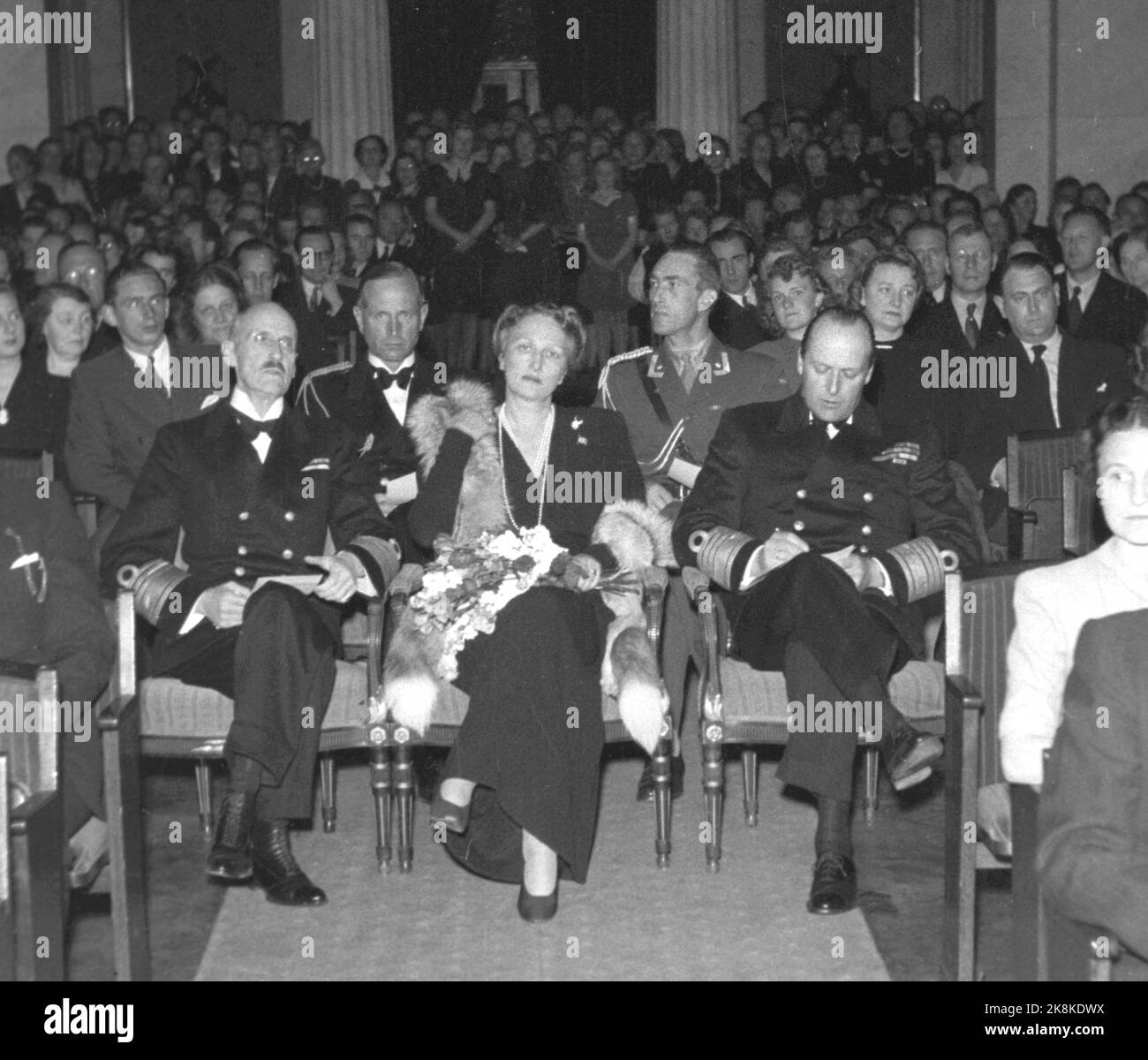 Oslo 194604. (f.) Re Haakon, Principessa della Corona Märtha e Principe della Corona Olav presenti in relazione agli aiuti nazionali. Foto: Archivio NTB / NTB Foto Stock