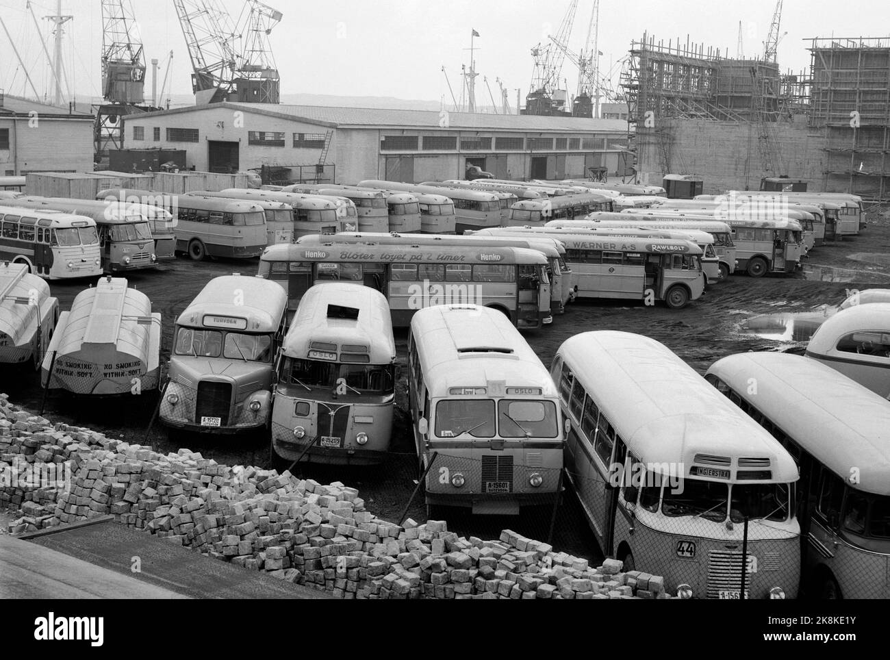 Oslo 19560612 Bus Strike. 100.000 utenti della strada sono stati colpiti dallo sciopero dell'autobus, quando 700 conducenti e ticketers hanno messo giù il lavoro dopo aver respinto la proposta retributiva del broker nazionale. Ecco tutti gli autobus per Schøyens Bilcenters riuniti presso lo stand di Filipstad. Foto: NTB / NTB Foto Stock