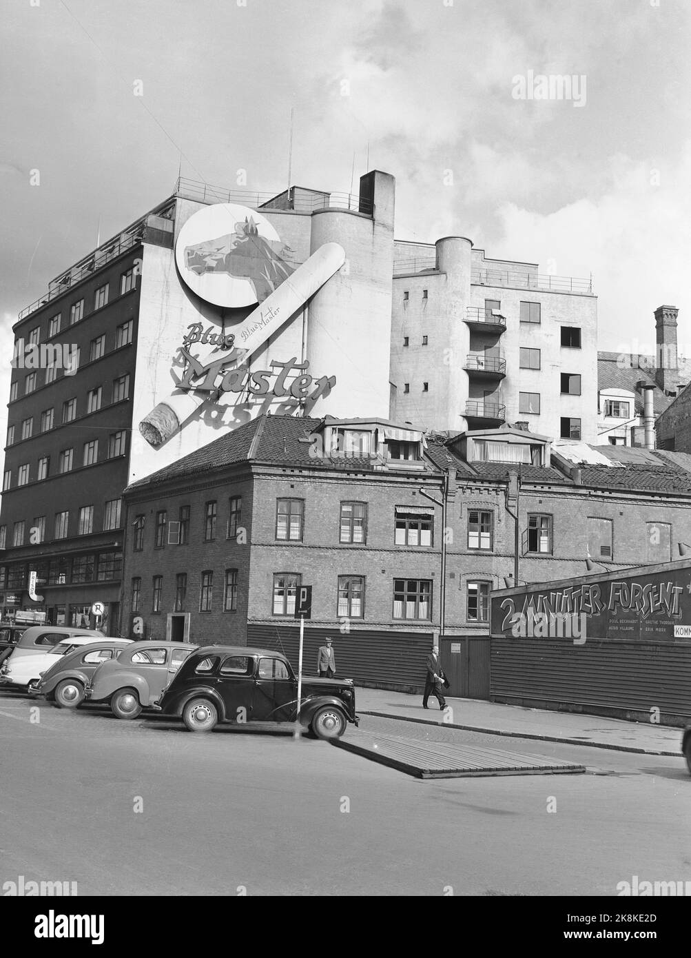 Oslo 19520902. La vecchia Broadcasting House a Roald Amundsensgate. In background la pubblicità sulla parete delle sigarette Blue Master. Auto parcheggiate, cartelli di parcheggio. Foto: Archivio NTB / NTB Foto Stock