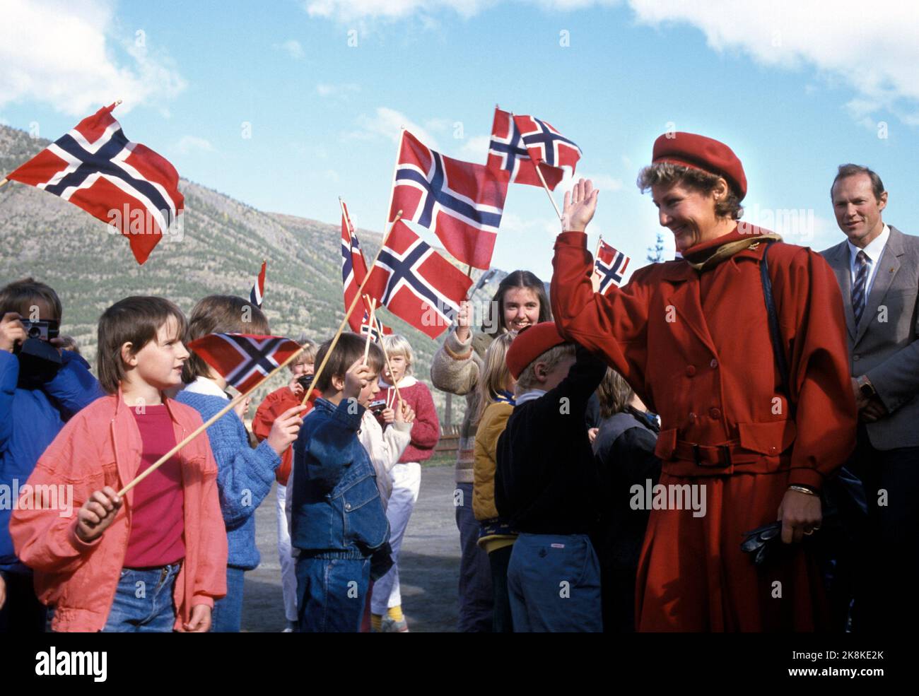 LOM 1986-09-17: La coppia del principe ereditario visita Gudbrandsdalen e Oppland Occidentale, settembre e ottobre 1986. La foto: Il Principe Corona Harald e la Principessa Corona Sonja a Lom-Fossheim Steinsenter. Crown Princess Sona sorride ai bambini con bandiere. Foto: Inge Gjellesvik Foto Stock