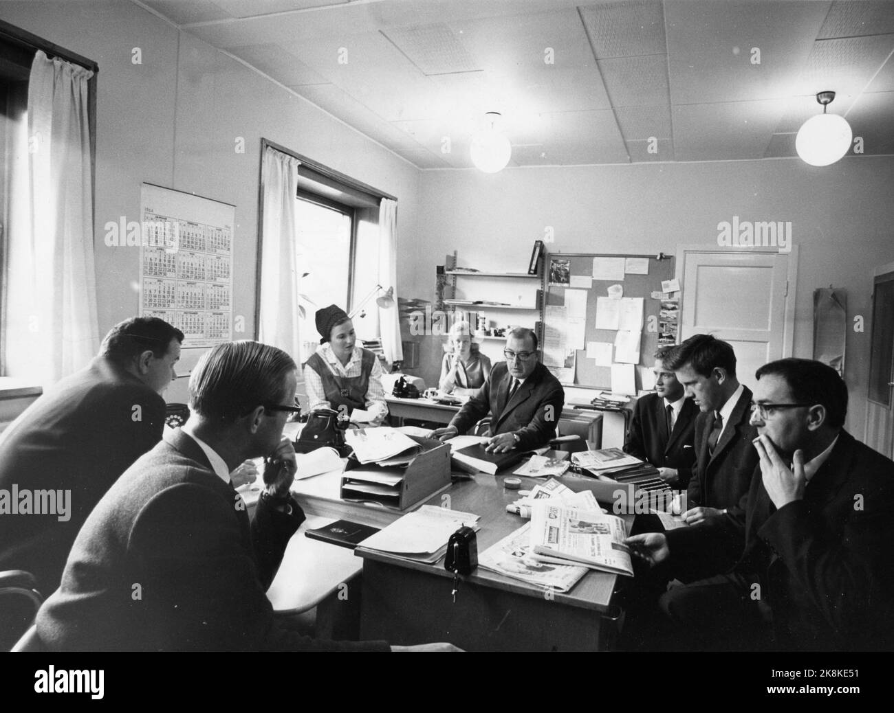 Oslo 1964; '' Un giorno con il Day Review '' 'alle 09,30:00 tutti i giorni feriali incontrano il giorno di Dagsrevy. Segretari di programma Jan Petter Jansen, Haagen Ringnes, Ragnar Baartvedt, Olav Øverland, Bjørn Tore Bryn, Direttore del programma Tollef Berg, segretario Berit Tonsjø e direttore del programma mette Janson. Foto: Aage Storløkken / corrente / NTB Foto Stock