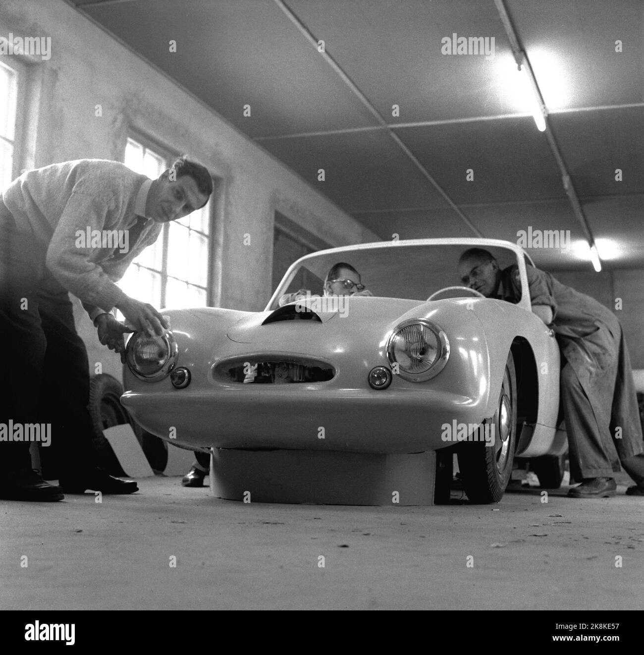 LUNDE in Telemark, 1956. Produzione del troll norvegese. Qui l'autore per Kohl-Larsen (davanti), l'ingegnere automobilistico Erling Fjugstad e l'ingegnere tedesco Bruno Falck. Foto: Sverre A. Børretzen/ NTB/ NTB Foto Stock