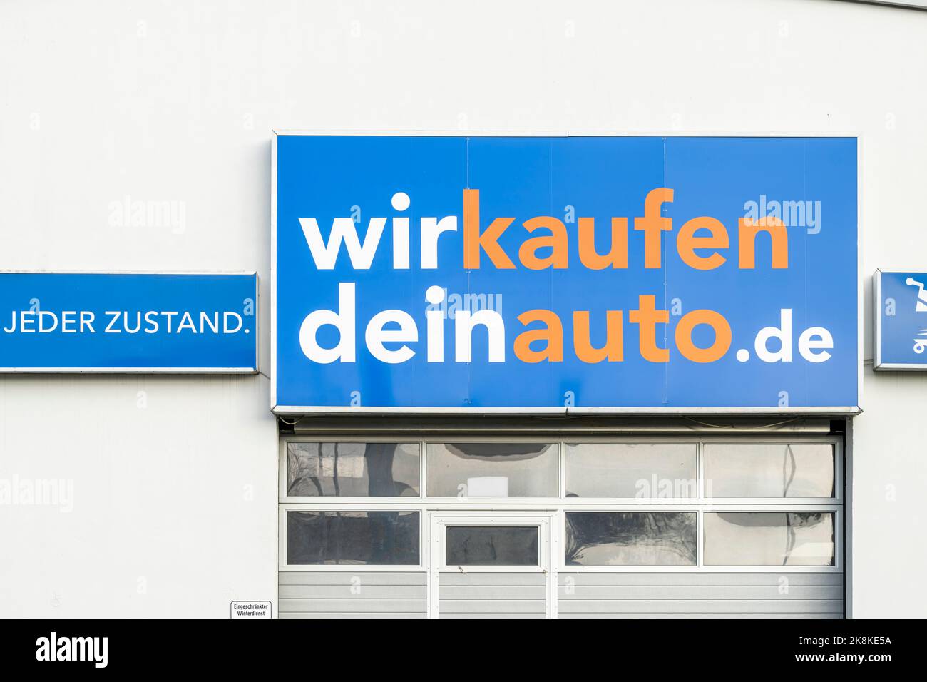 Germania , Cottbus , 22.10.2022 , scrivendo compriamo il vostro car.de sopra l'entrata del laboratorio . Foto Stock