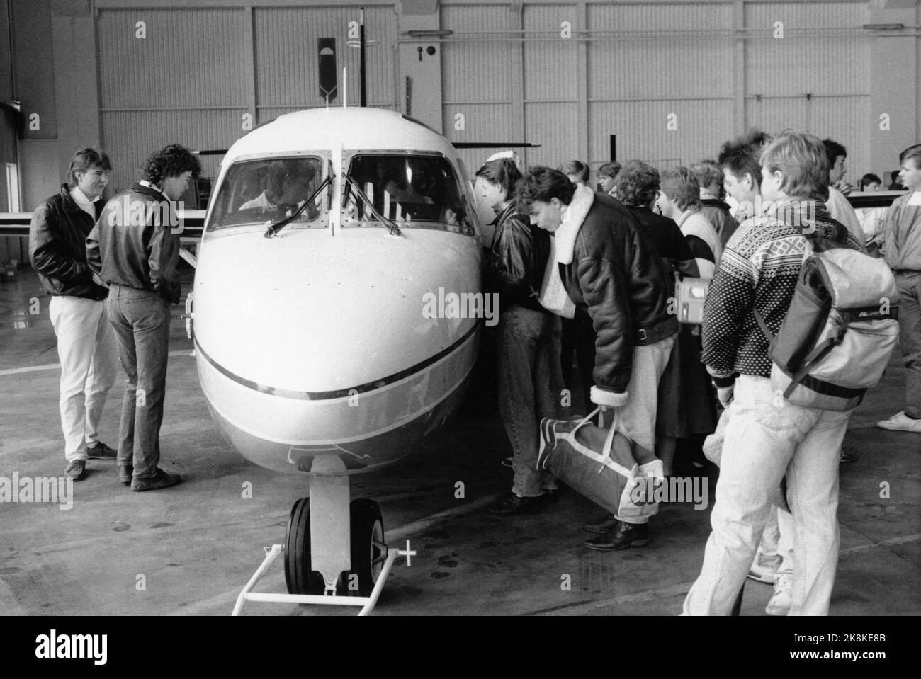 Oslo 19880504. Alunni della Scuola superiore di Sogn si sono scappati intorno al dono del Ministro Kolle Grøndahl: Un jet civile del tipo Jet Commander, da utilizzare nella formazione tecnica a galleggiante. Foto: Bjørn owe Holmberg / NTB / NTB Foto Stock