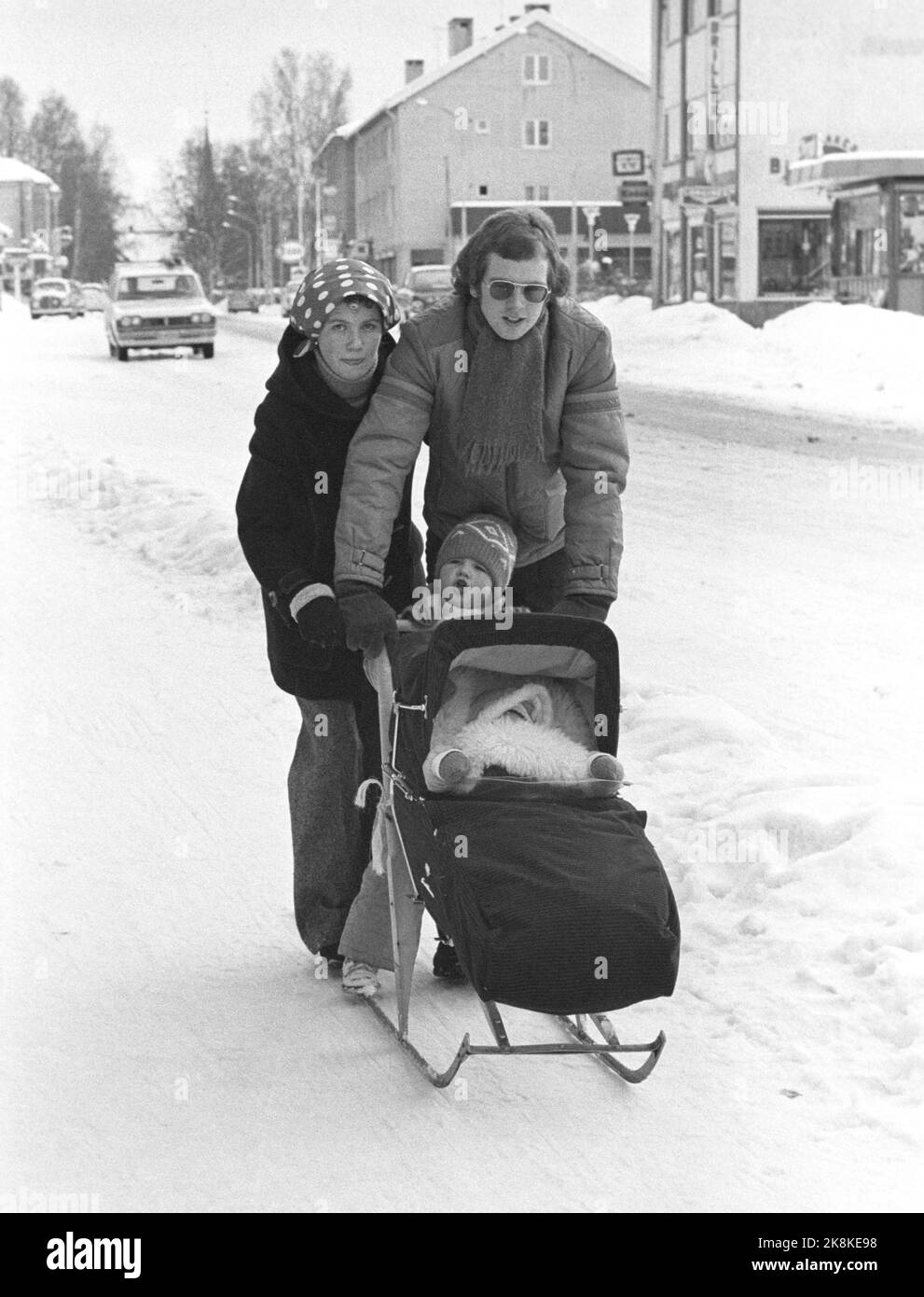 Elverum 3 marzo 1975. "Le vendite di sostegni di calcio hanno superato tutte le aspettative in tutto il paese. Molto presto su molti commercianti di sport ha dovuto segnalare gli stock vuoti. Questa famiglia di Elverum presenta quest'anno la moda trim, "Famiglia quattro su sostegno del calcio", finanziariamente e praticamente in inverno. ' Foto; Henrik Laurvik / NTB Foto Stock