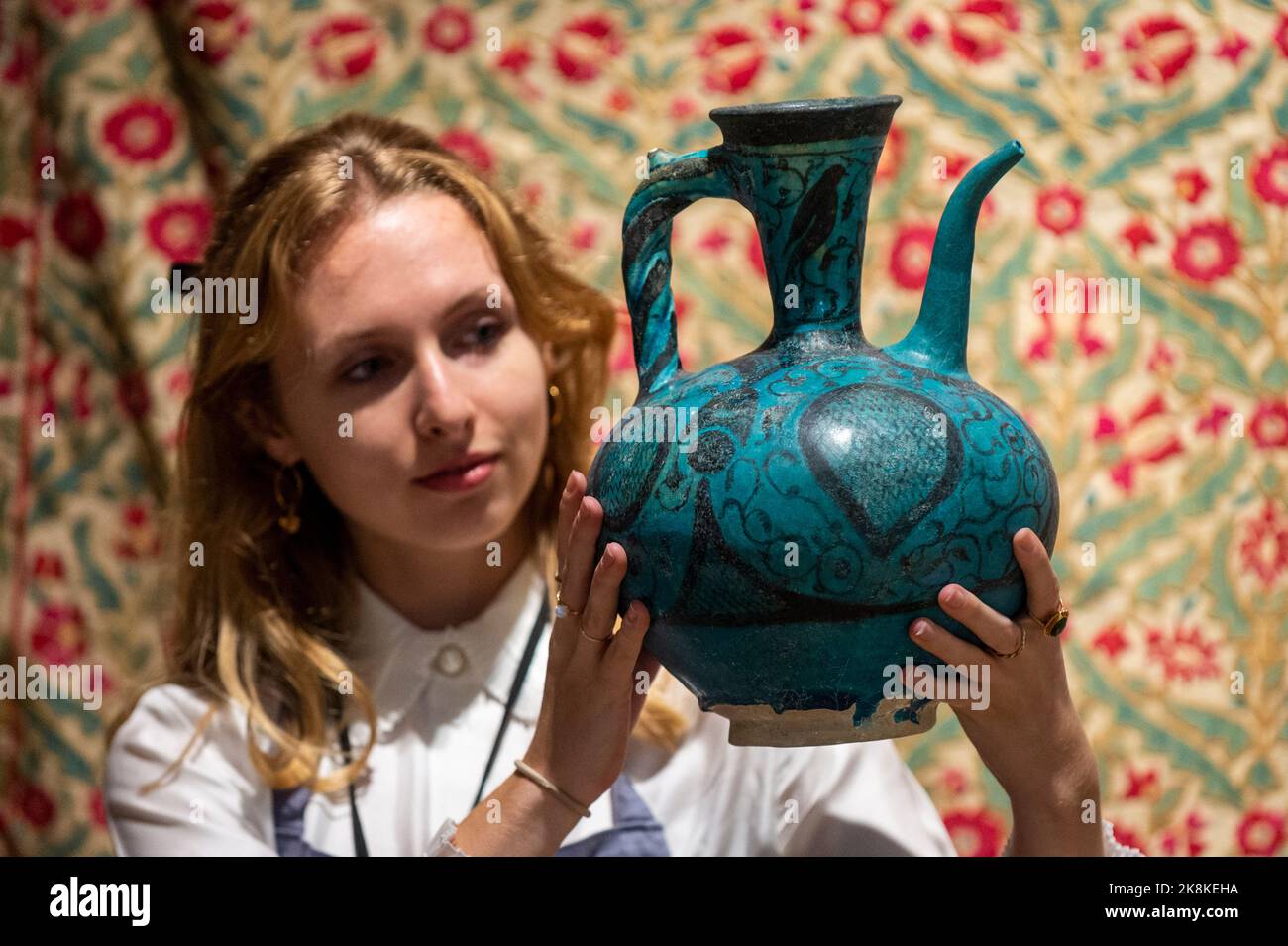 Londra, Regno Unito. 24 ottobre 2022. Un tecnico presenta 'un underglaze dipinto ceramista' Persia o Siria, 13th ° secolo / 14th (Est. £6.000 - £8.000) in anteprima di Bonhams Islamic and Indian Art sale. 157 lotti saranno messi all'asta il 25 ottobre presso le gallerie di Bonham's New Bond Street Credit: Stephen Chung / Alamy Live News Foto Stock